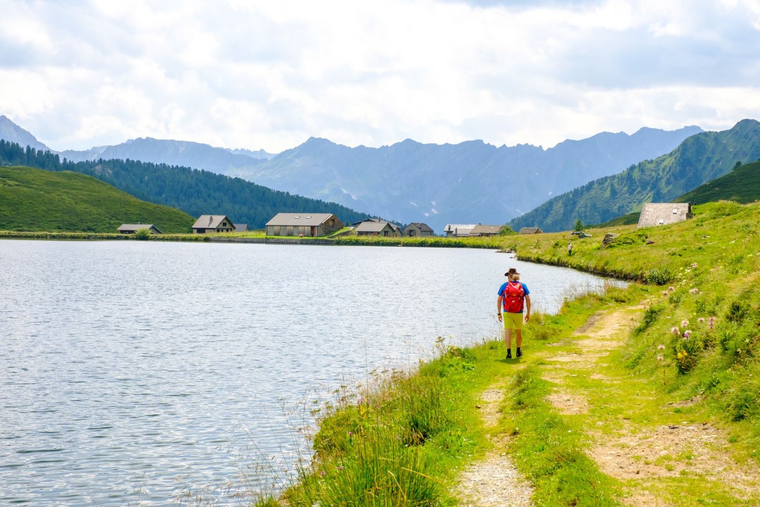 Balade au bord du lac vers les chalets d’alpage de Cadagno di Fuori.