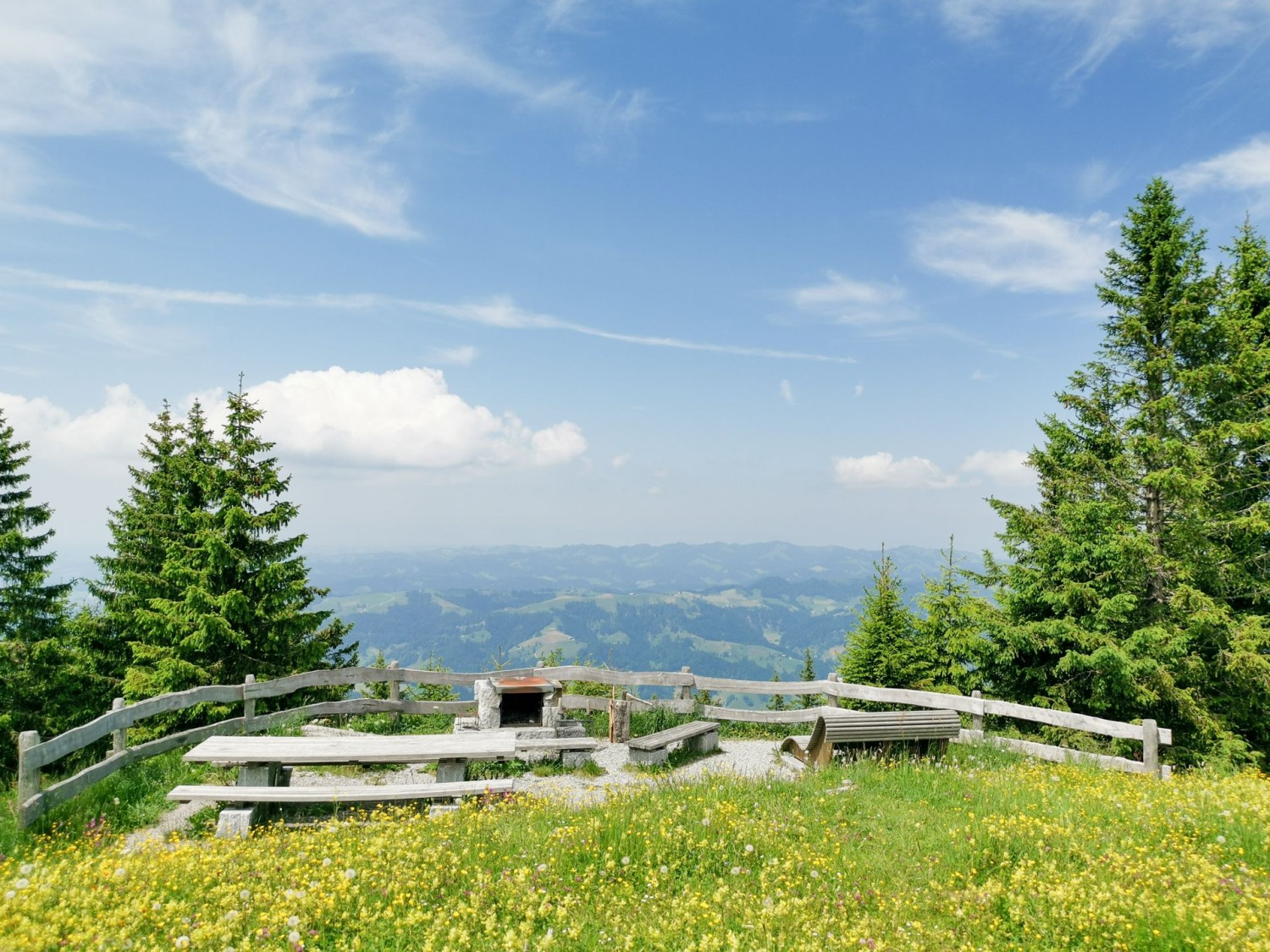 Une aire de repos très agréable, celle du Beichlegfäl, avec vue sur les collines de l’Emmental.