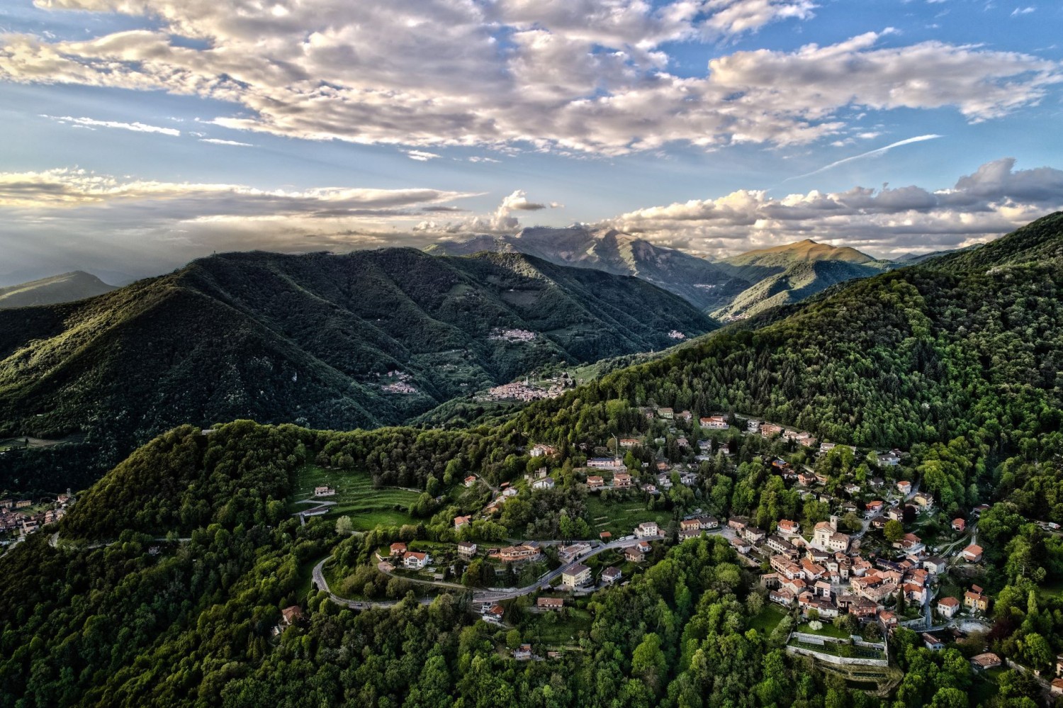 Blick aufs Valle di Muggio. Unten rechts befindet sich das Dorf Sagno.