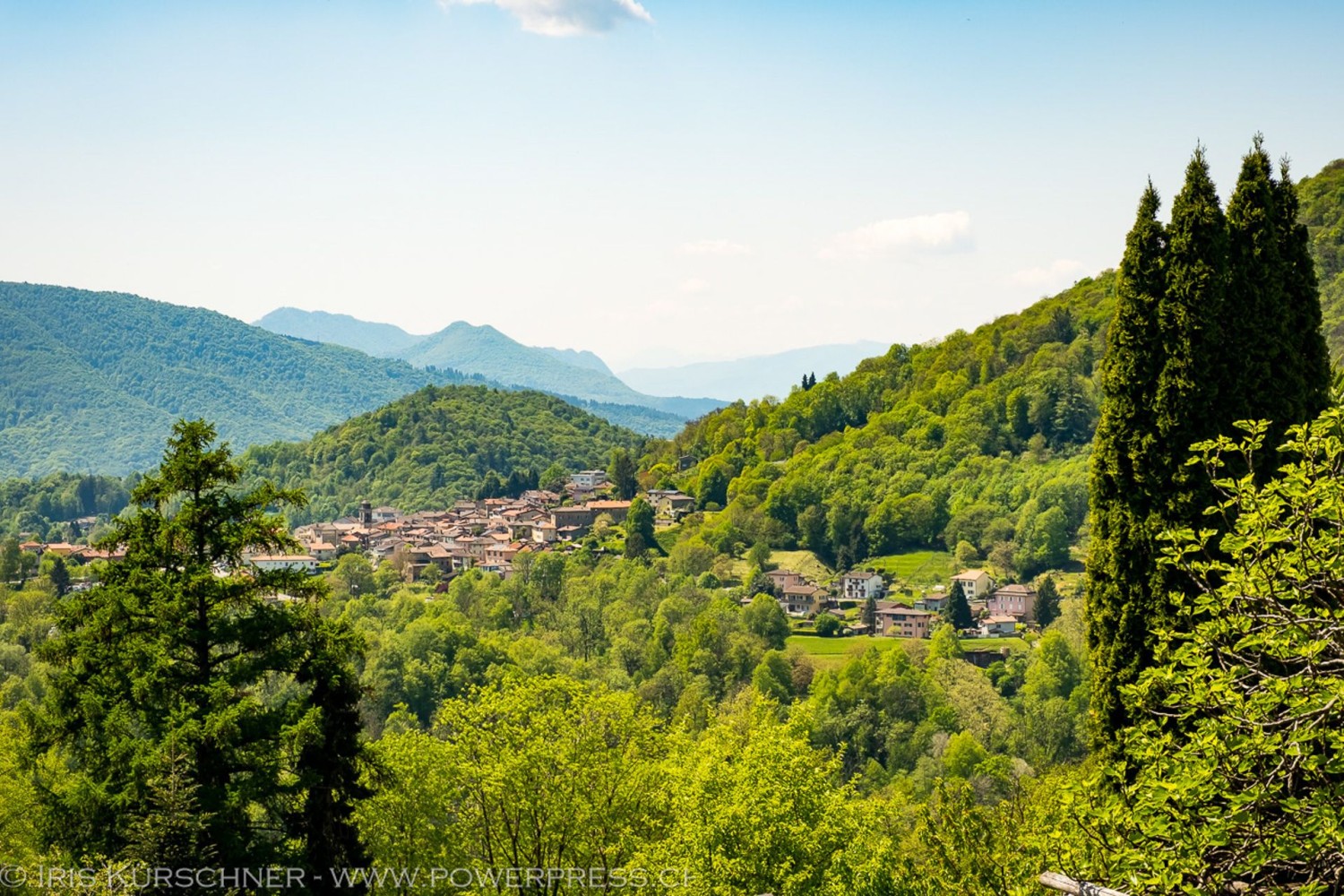 Scendendo da Aranno alla Magliasina, lo sguardo spazia verso Novaggio fino al Monte Rosa nelle giornate limpide.