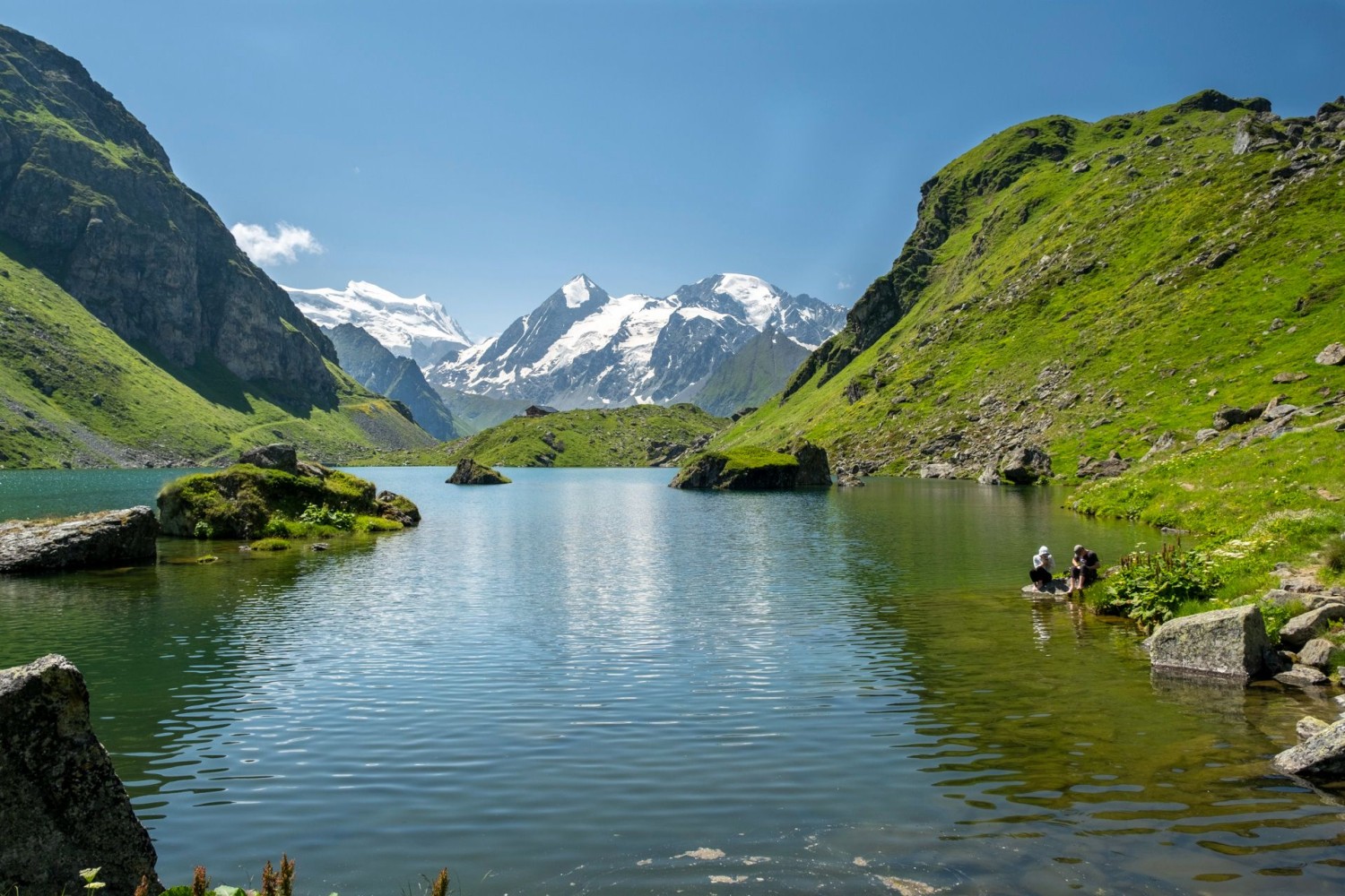 Am Lac de Louvie. Die Cabane mit Blick auf den Grand Combin sitzt auf dem Hügel am anderen Ende des Sees.