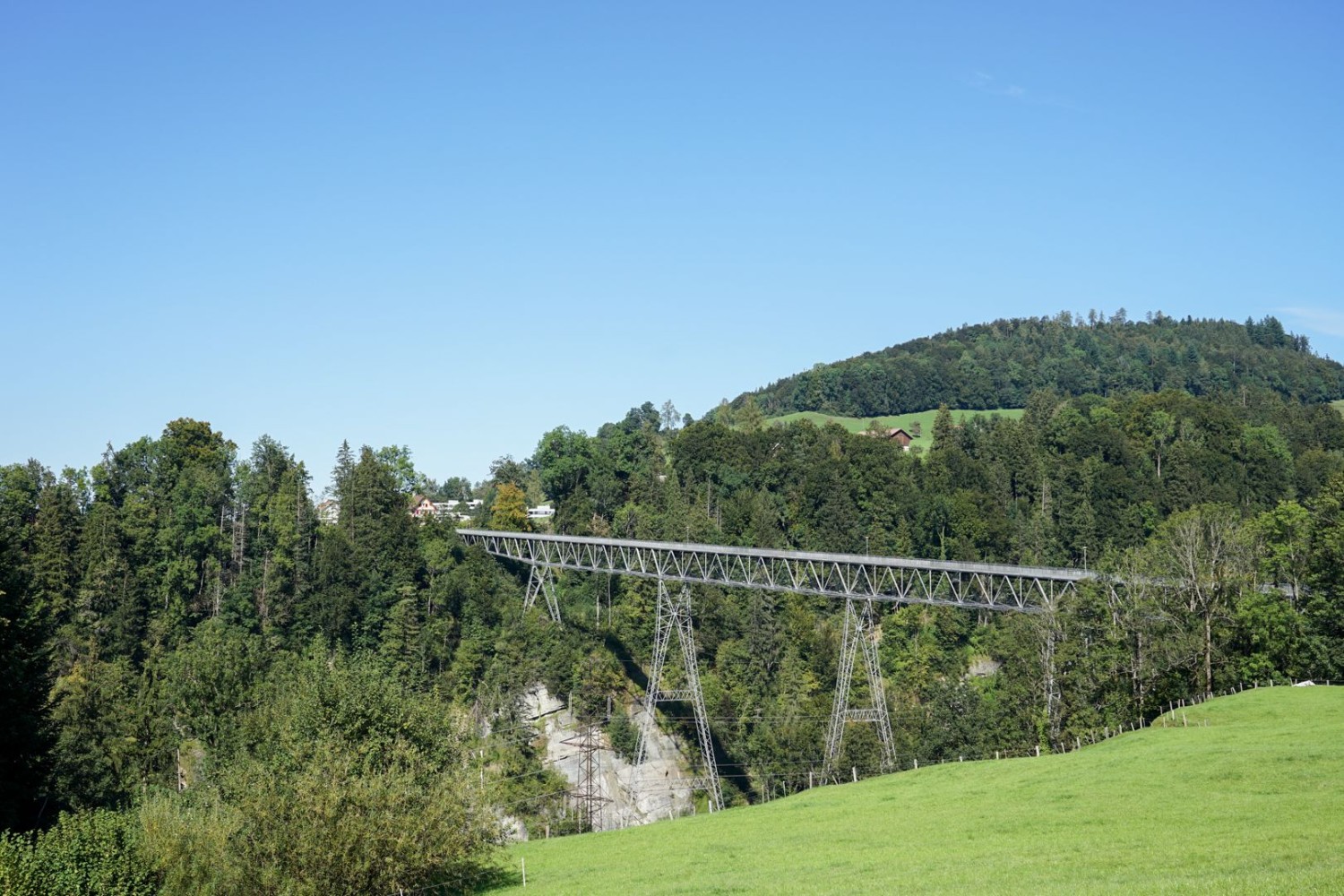 Le pont Haggenbrücke, long de 355 mètres, est traversé un peu plus tard.