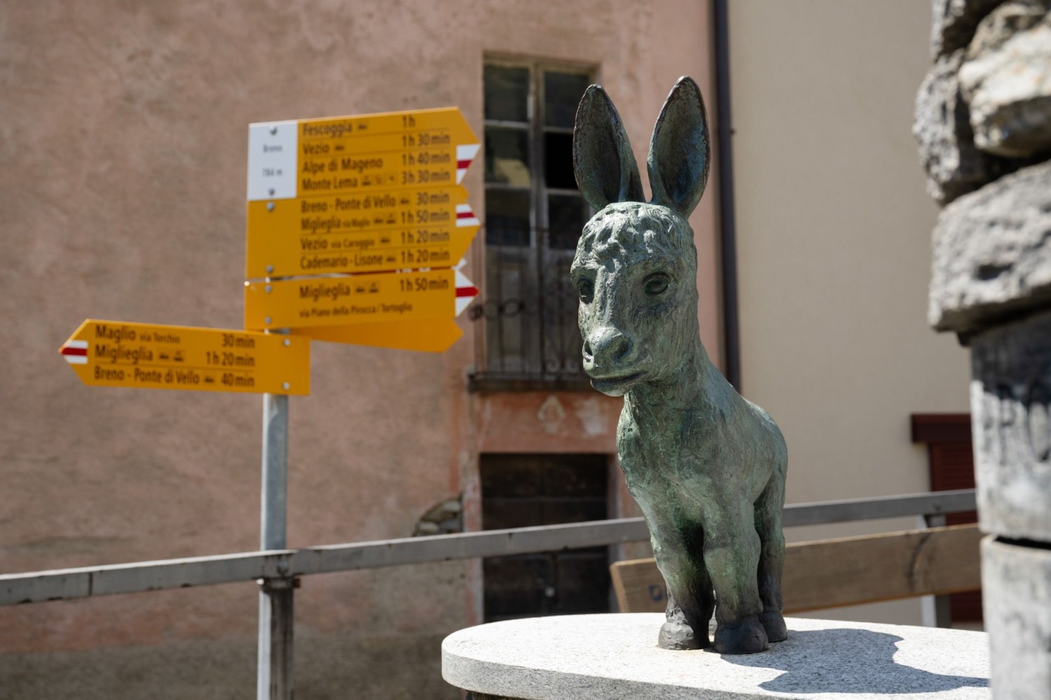 A Breno, un âne attend les randonneuses et randonneurs sur la fontaine.