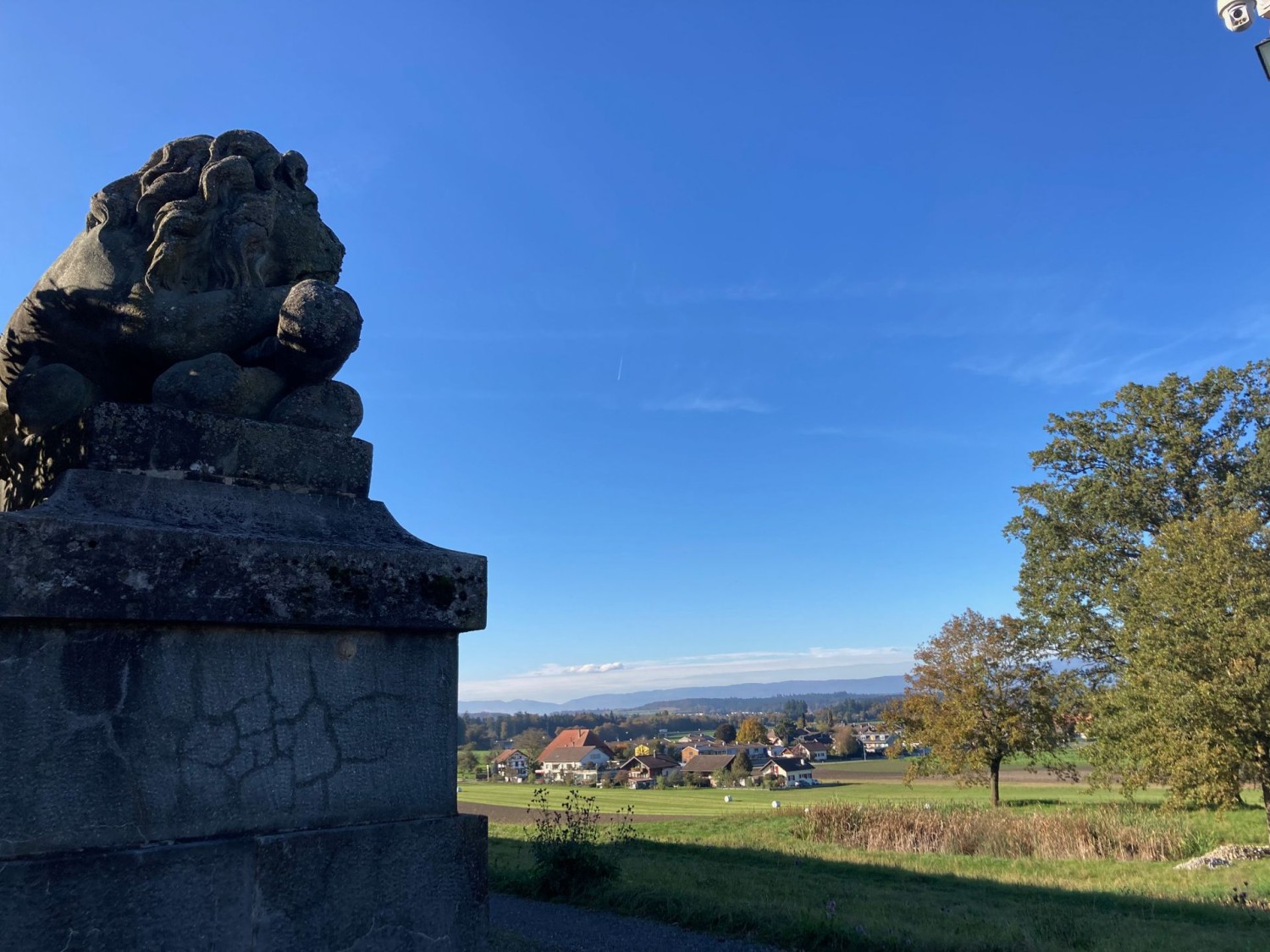 Der Wanderweg führt direkt an der Justizvollzugsanstalt Hindelbank vorbei. Der Eingang wird von einem Löwen flankiert.