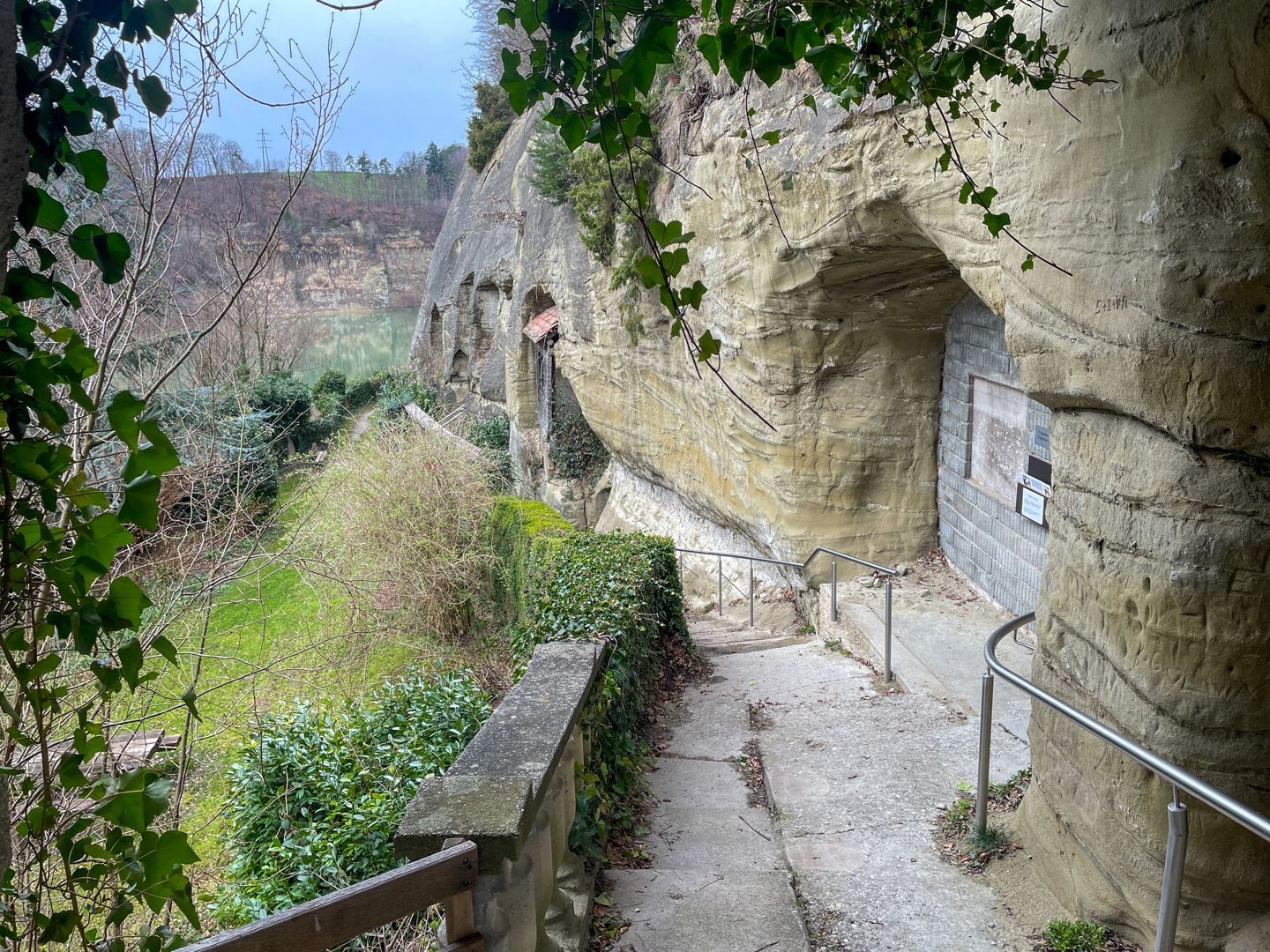 L’ermitage de la Madeleine et ses grottes de grès.