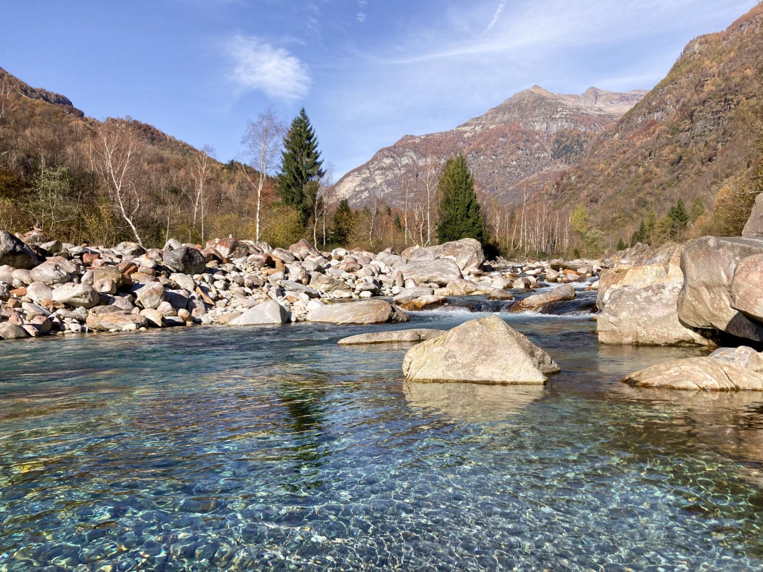 Das Wasser der Verzasca ist glasklar.