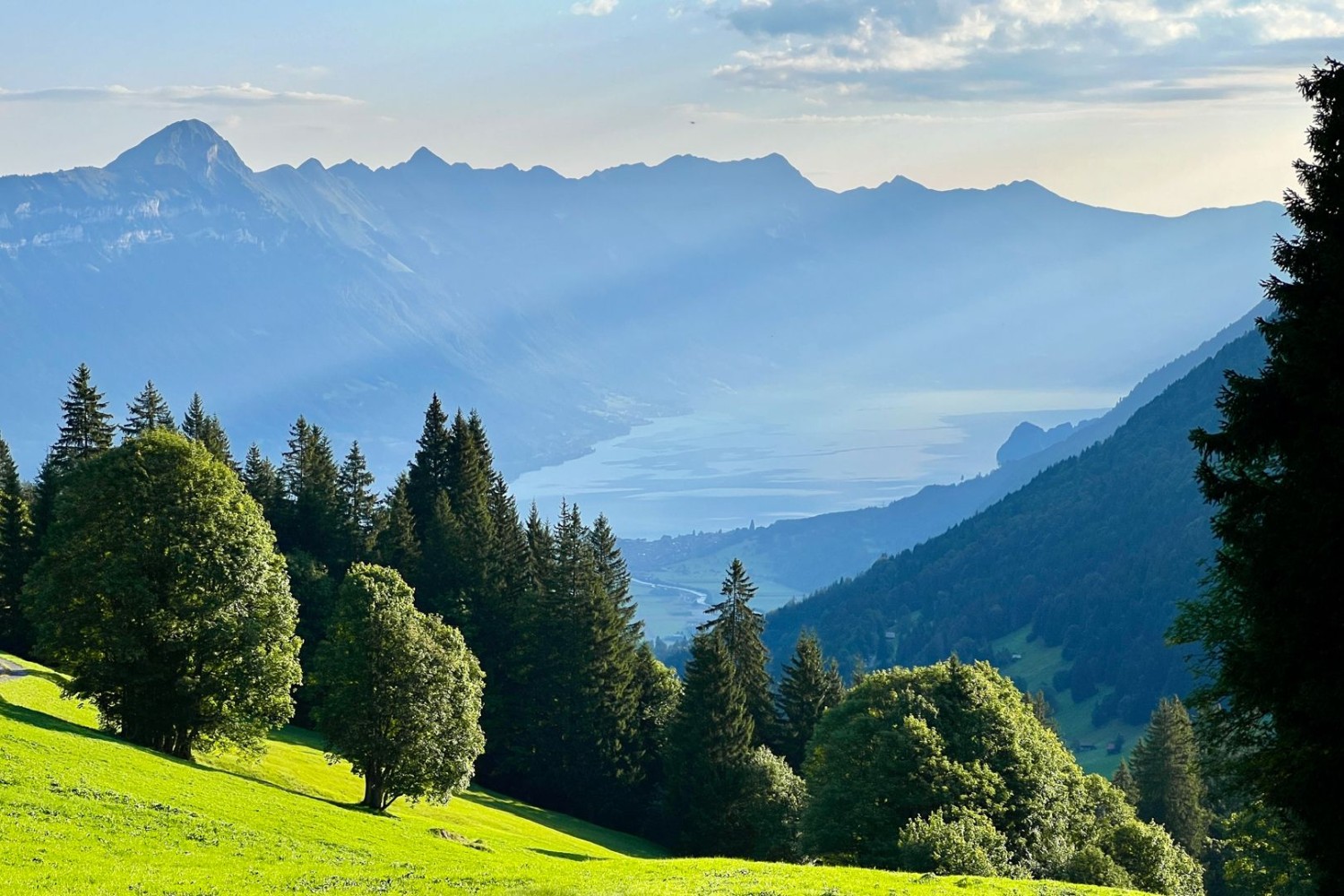 Blick auf den Thunersee (links) und den Brienzersee.