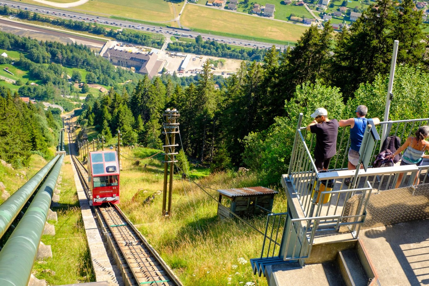 Loin des bouchons de l’autoroute, les randonneuses et randonneurs s’envolent vers Piora à bord du funiculaire public le plus raide au monde.