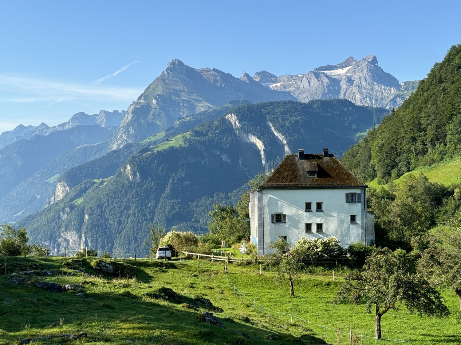 Das Schloss Beroldingen vor dem Gitschen. Im Hintergrund die Uri-Rotstock-Kette.
