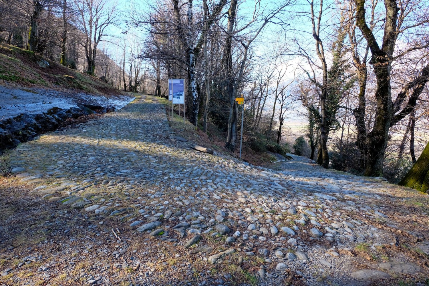 In dieser scharfen Kurve verlässt die Wanderung die Strada Romana in Richtung Contone.