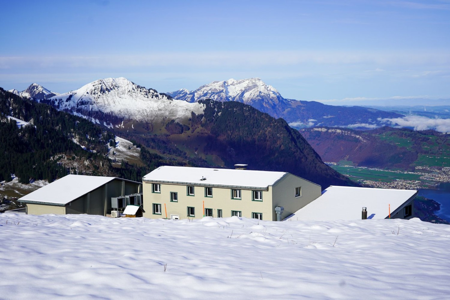 La randonnée démarre à la station supérieure, à l’auberge de montagne Niederbauen.