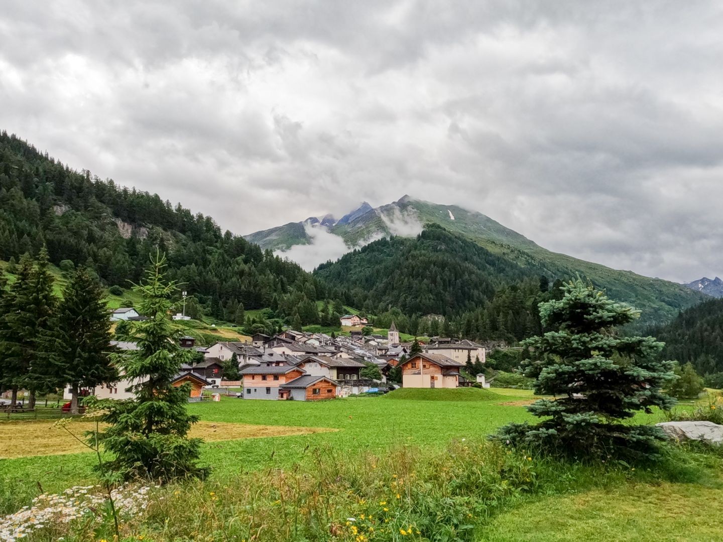 La randonnée commence à Bourg-Saint-Pierre, dernier village avant le Grand-Saint-Bernard.
