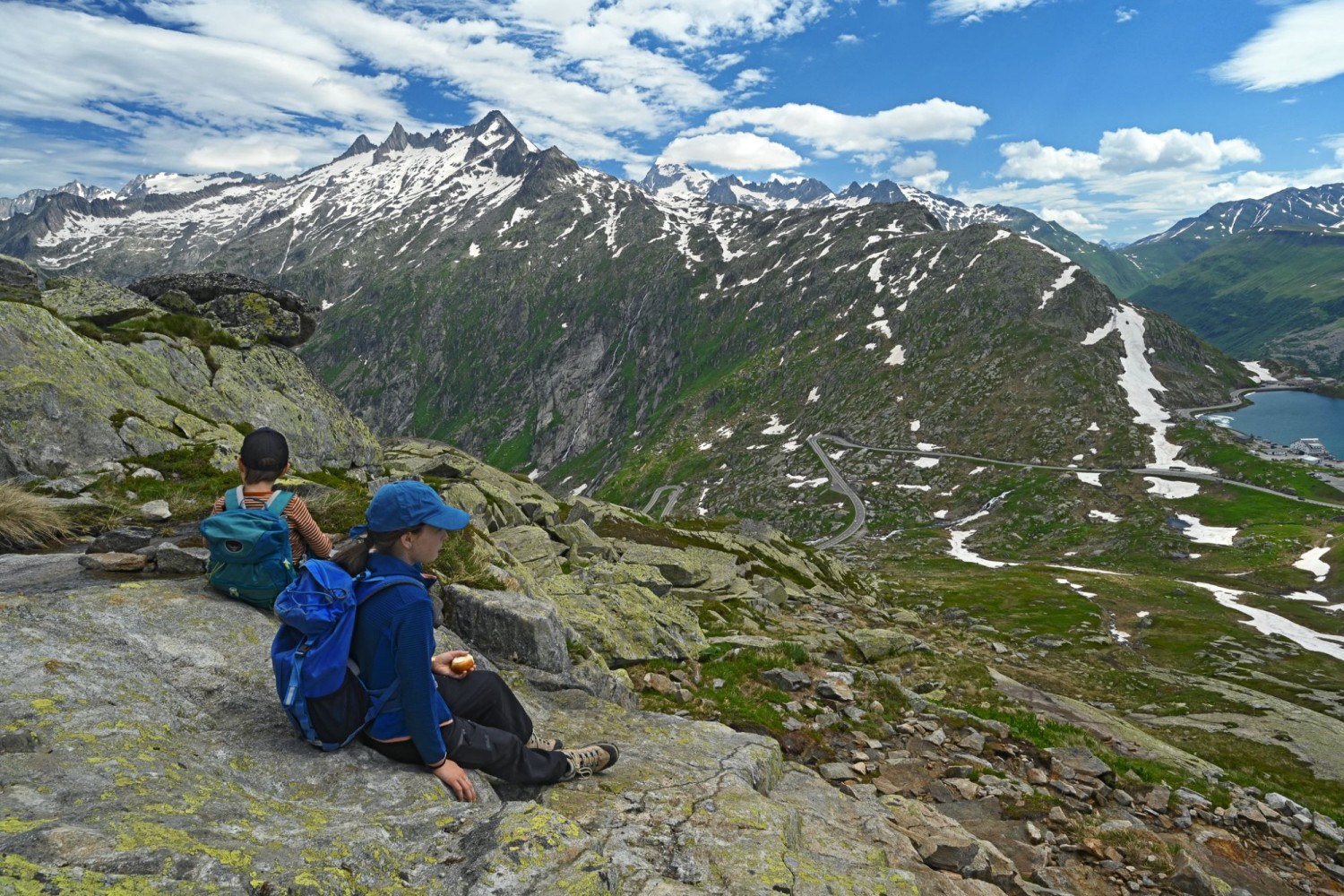 … mit Blick auf den Totesee und den Grimselpass.