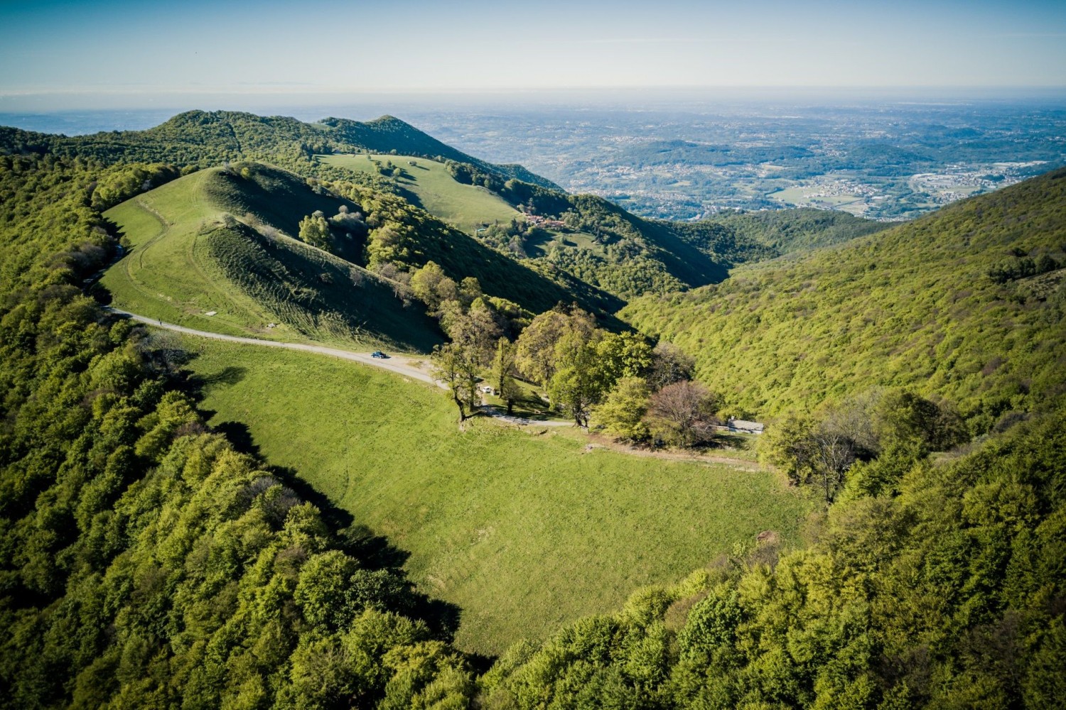 Vue sur la clairière Cascina d’Armirone dans la Valle dell’Alpe.