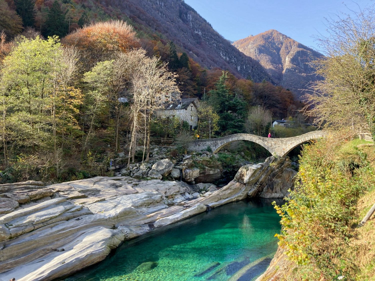 Die Steinbogenbrücke hat nur kniehohe Seitenmauern