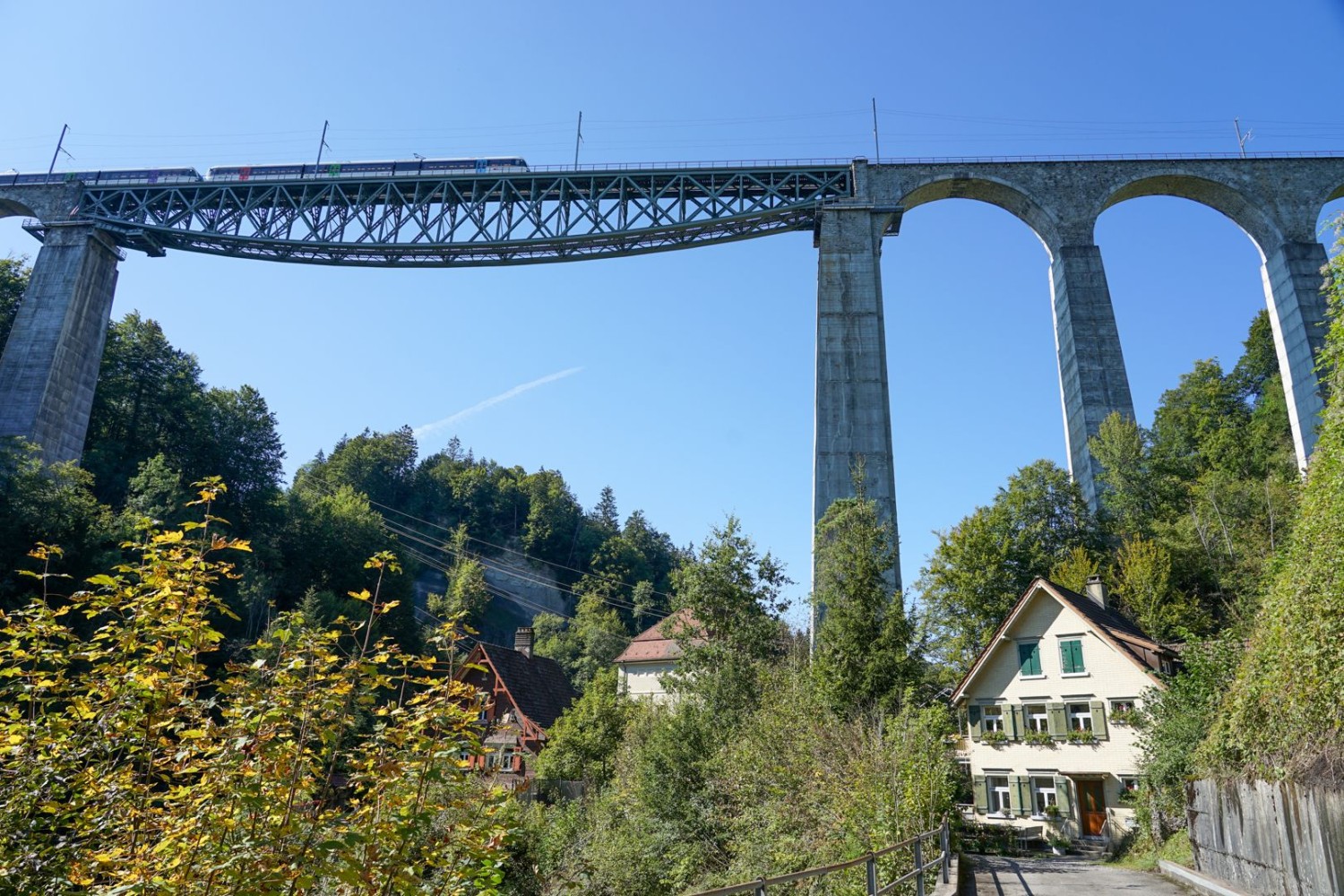Vue sur l’imposant viaduc de la Sitter.
