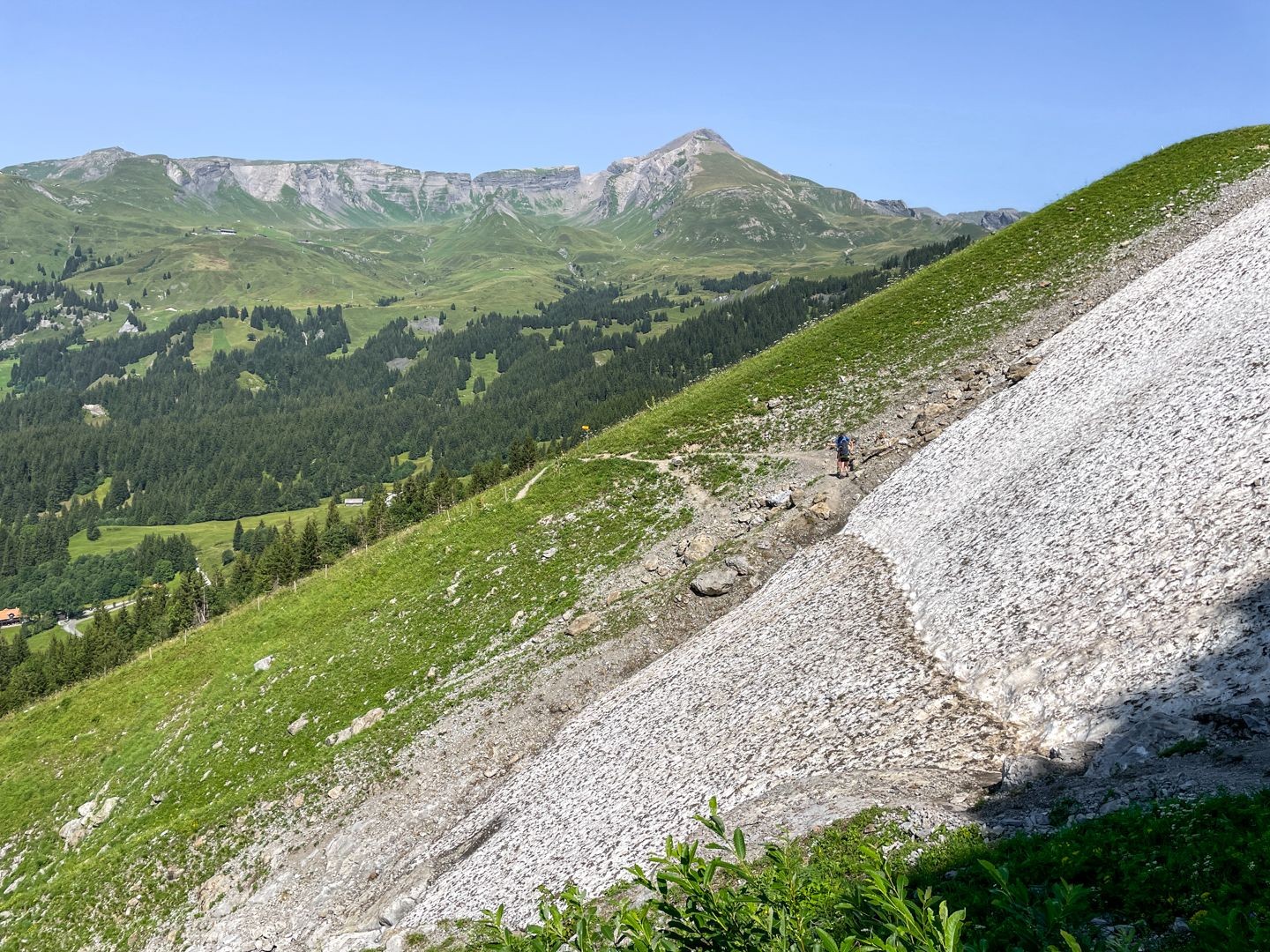 Bis in den August hinein kann es auf der Wanderung noch Schneefelder geben.