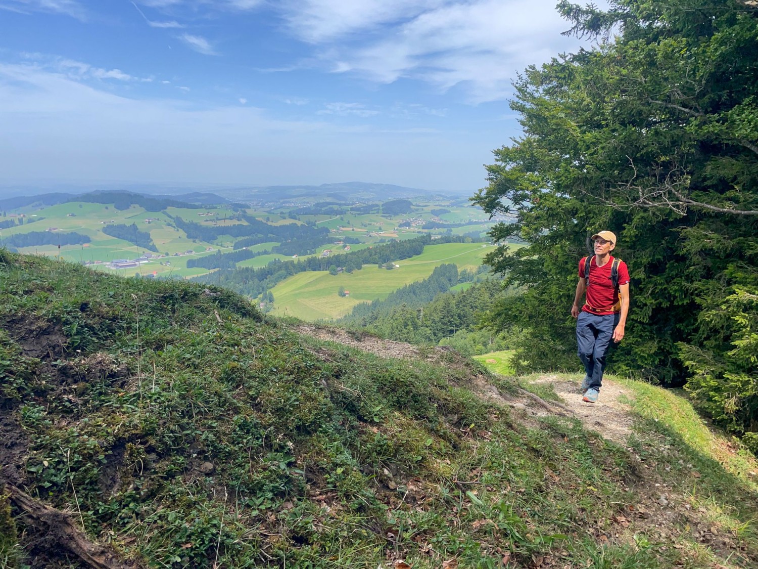 Le Hochhamm n’est plus très loin. On voit de douces chaînes de collines dans la vallée.