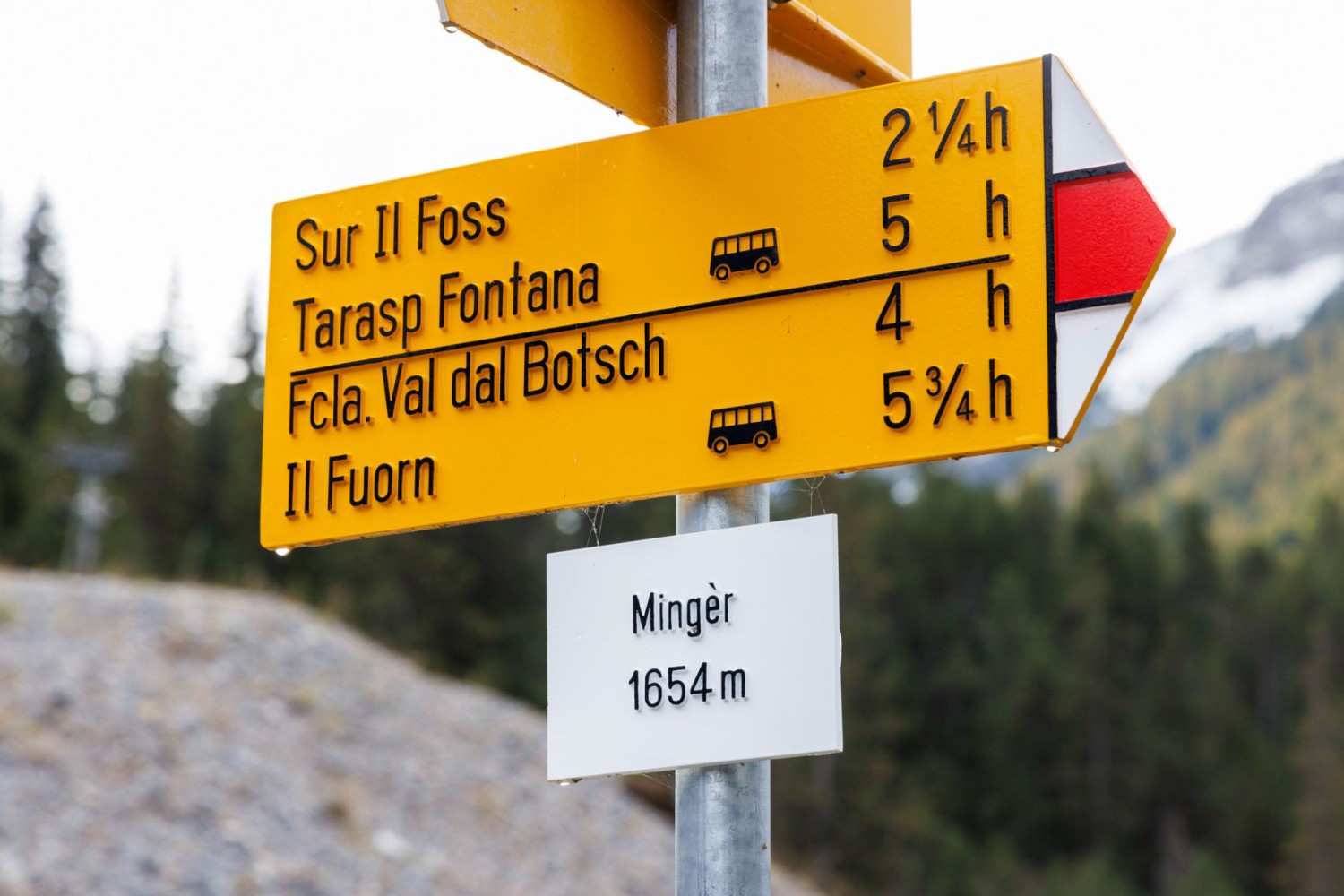 Die Wanderung startet im Val S-charl, bei der Verzweigung mit dem Val Mingèr.
