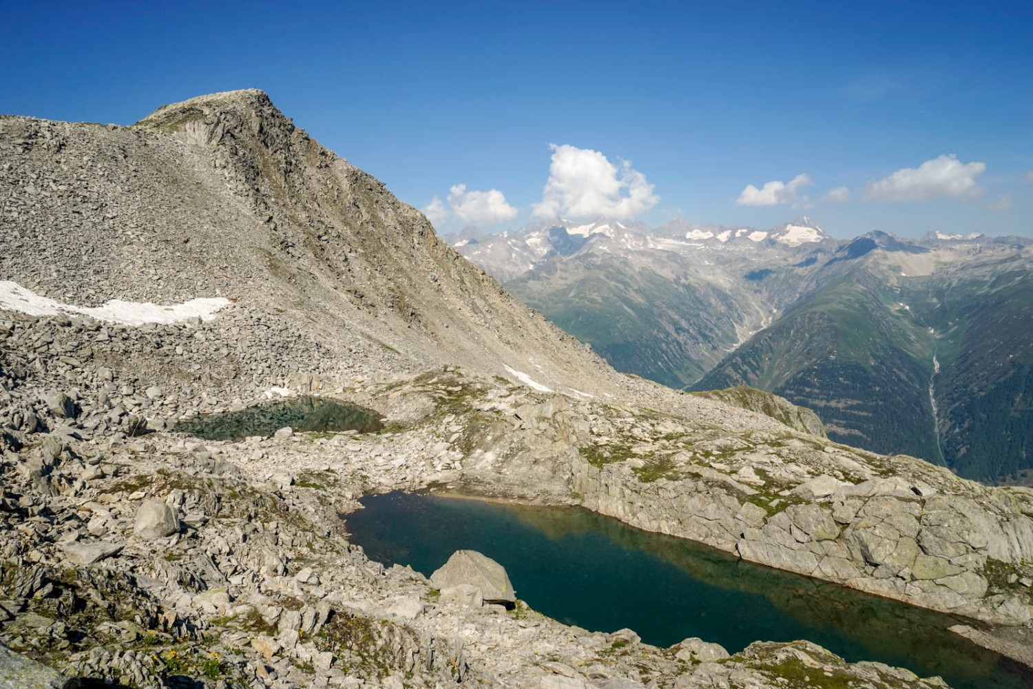 Vue sur le sommet du Brudelhorn depuis les lacs sans nom. Photo: Fredy Joss