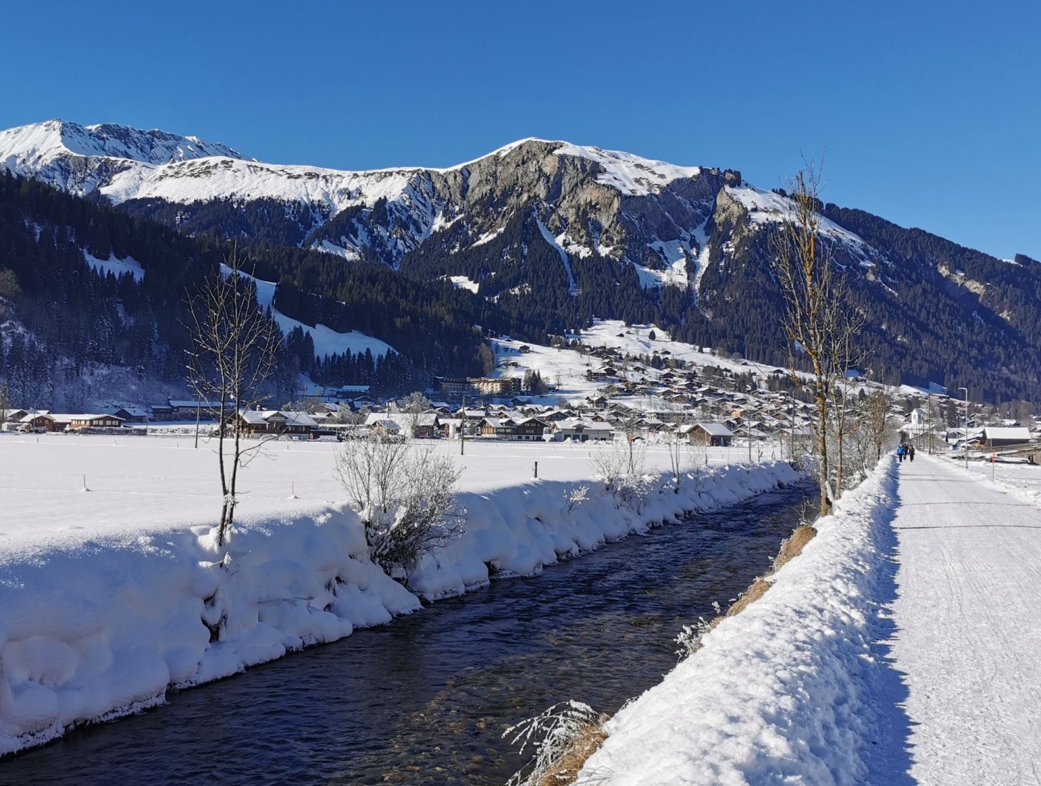 Fond de vallée de la Lenk avec le Wistätthore (à gauche) et le Flöschhore