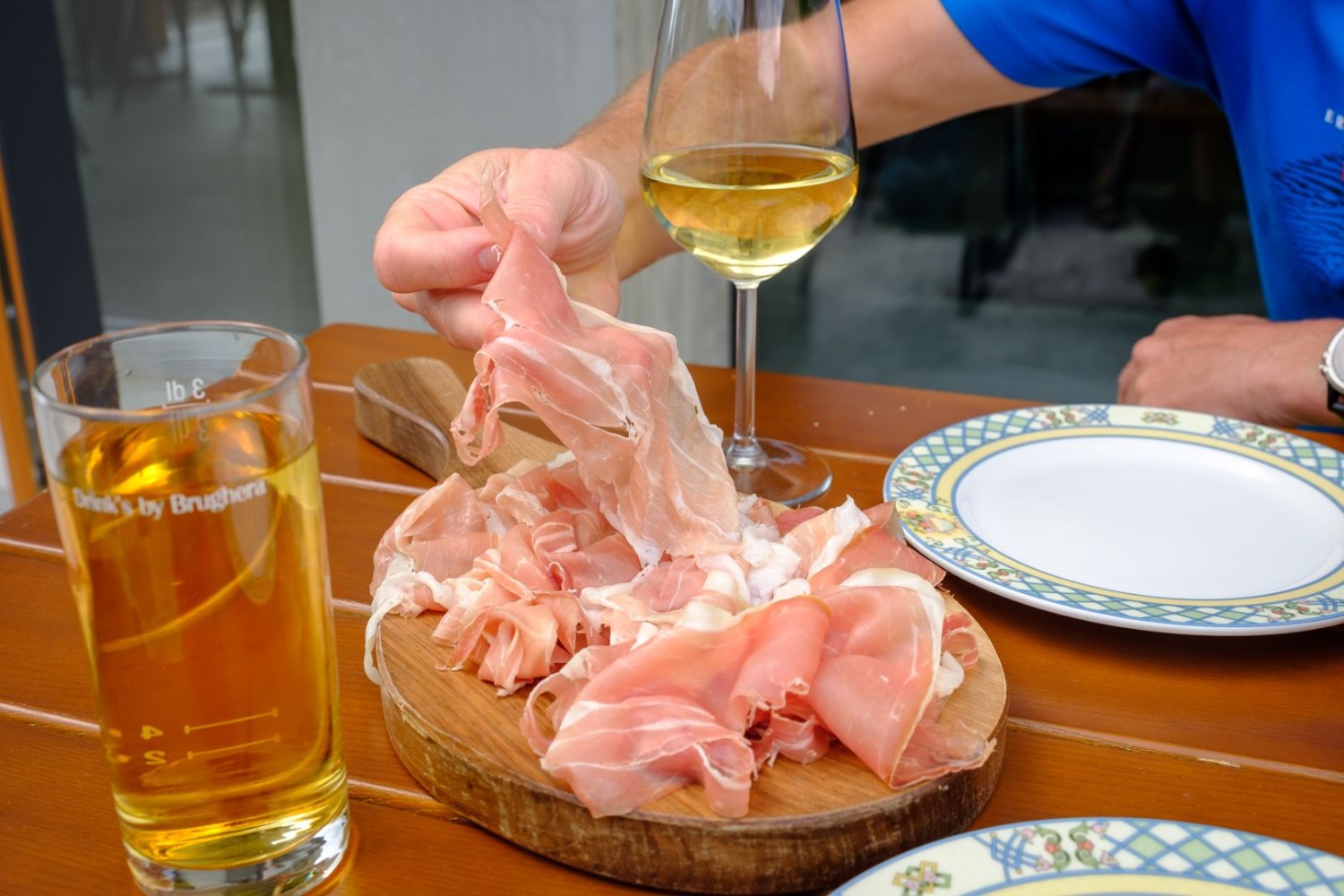 Au Ristoro Taneda, on ne résistera pas à une dégustation du prosciutto crudo Piora séché à l’air, sur place, qui fond dans la bouche.