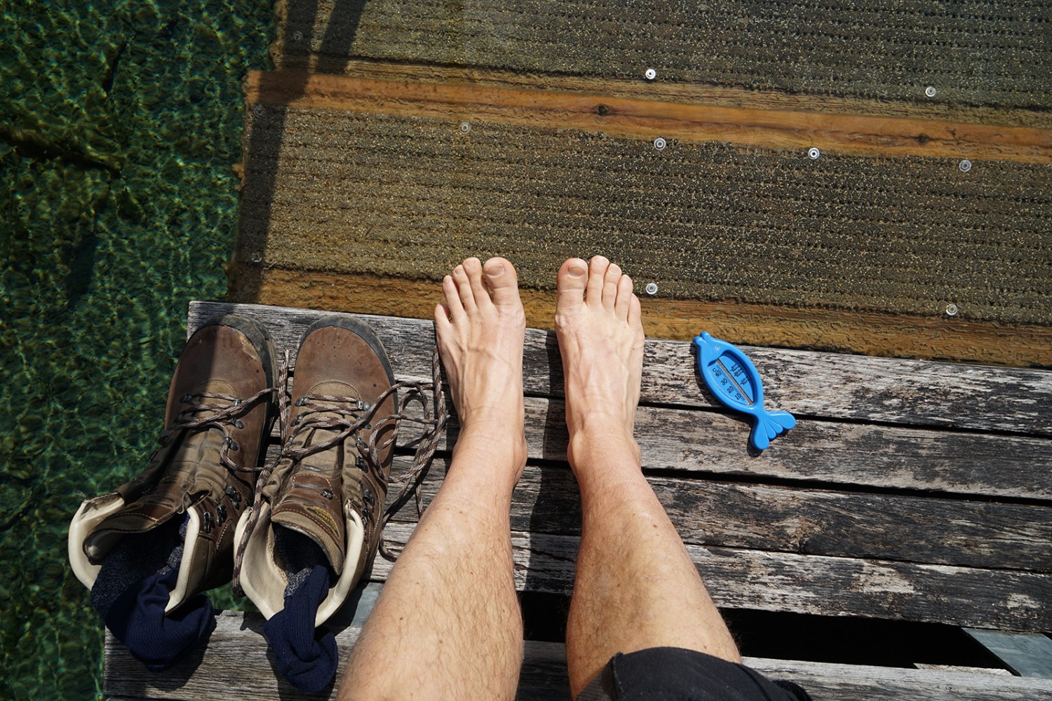 Mutige ziehen beim Schwandalpweiher ihre Schuhe aus und steigen ins eiskalte Nass.