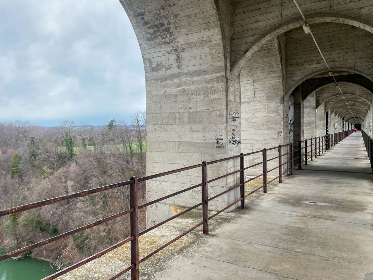 Sous les arcades du viaduc, le sol tremble lorsqu’un train passe.