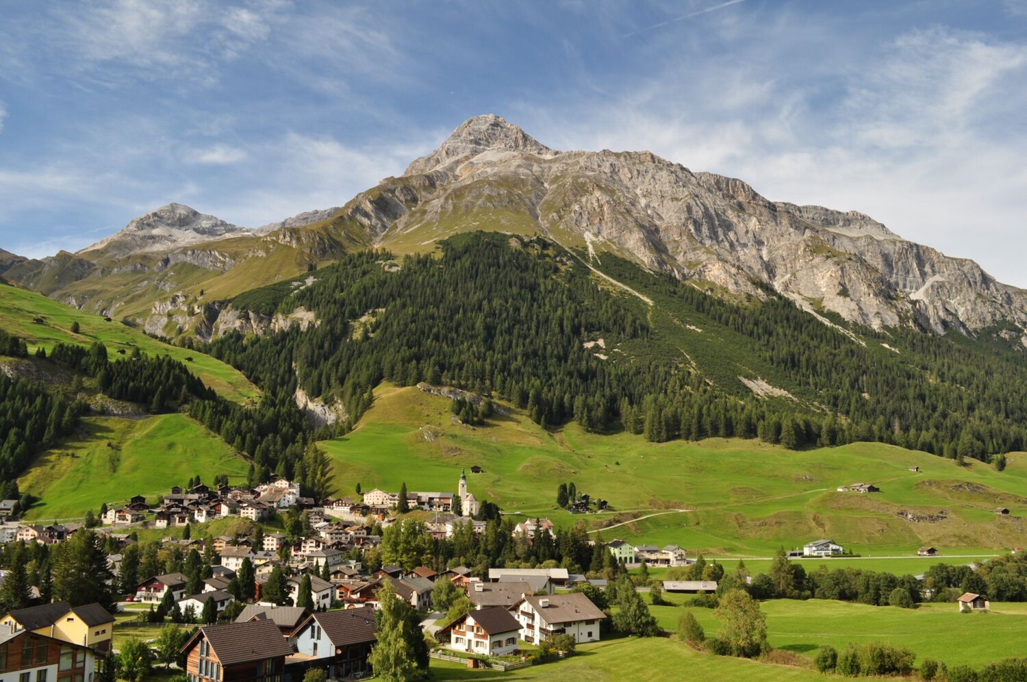 Das Dorf Splügen liegt eingebettet in sattgrüne Wiesen.