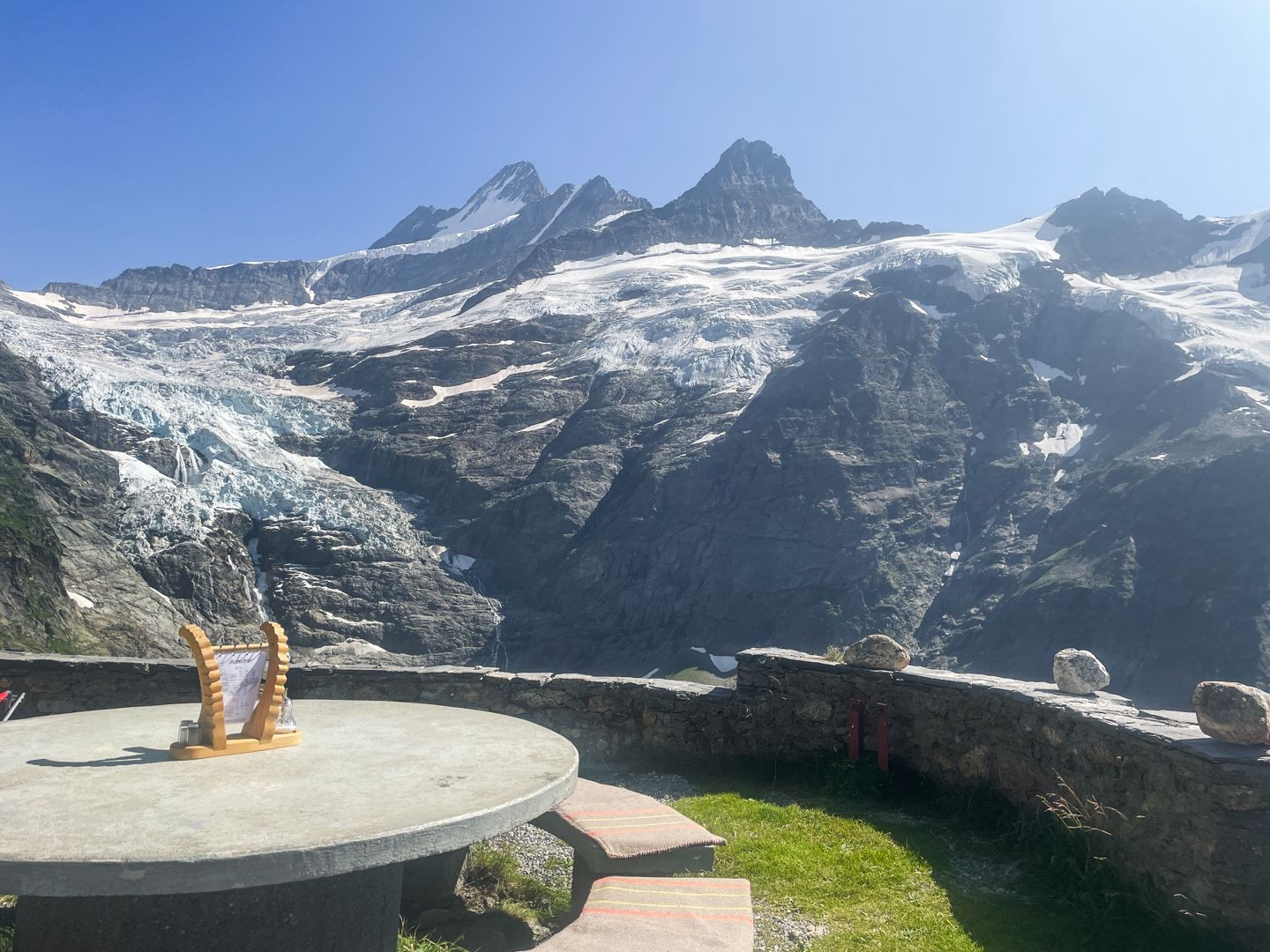Von der Terrasse der Glecksteinhütte geniesst man eine spektakuläre Aussicht auf die Berner Alpen.