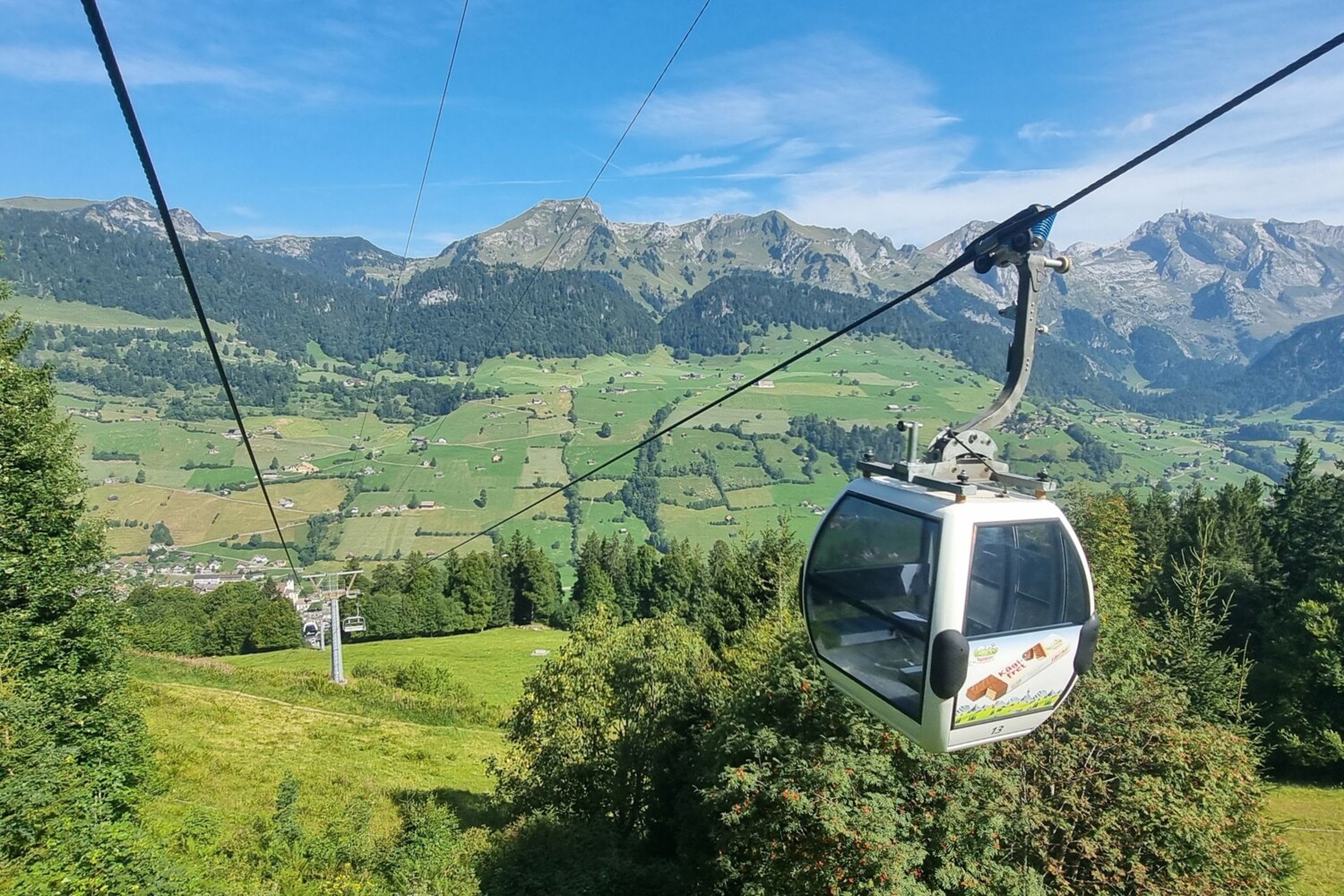 Bequeme Fahrt mit der Gondel oder dem Sessellift auf die Alp Sellamatt mit Blick auf das Toggenburg.