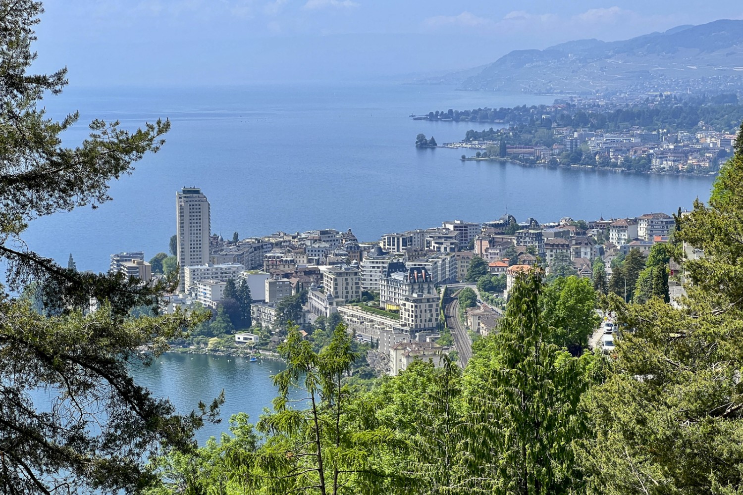 Diese Wanderung bietet eine angenehme Mischung von üppiger Natur und schönen Ausblicken auf den Genfersee und dessen Uferanlagen, wie hier in Montreux. Bild: Pascal Bourquin