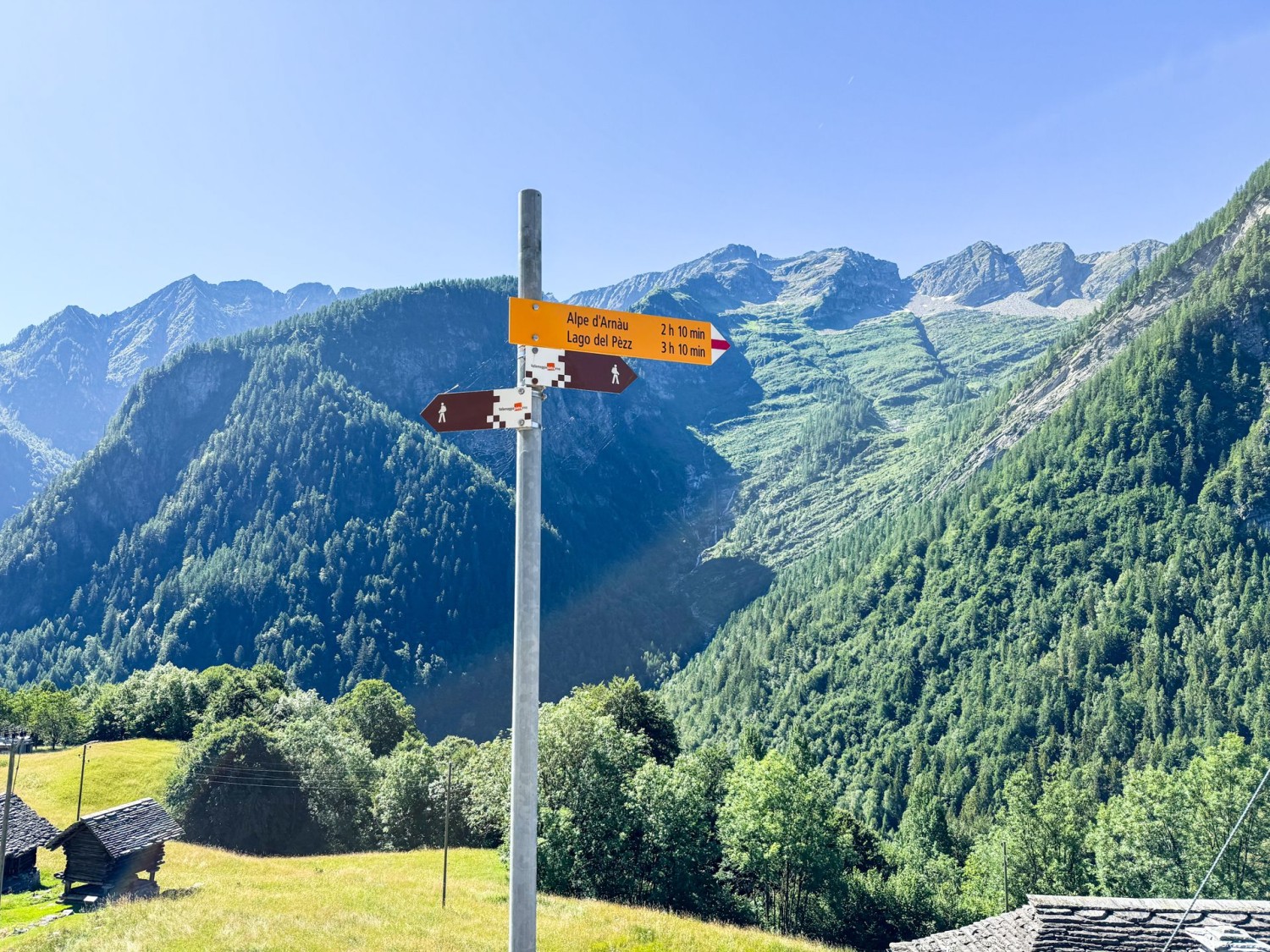 Dieser Wegweiser steht im Dorf Piano di Campo. Auf dem Wegweiser ist nicht das Ziel Linescio angegeben, sondern nur Alpe d’Arnau – dieser Richtung folgt man.