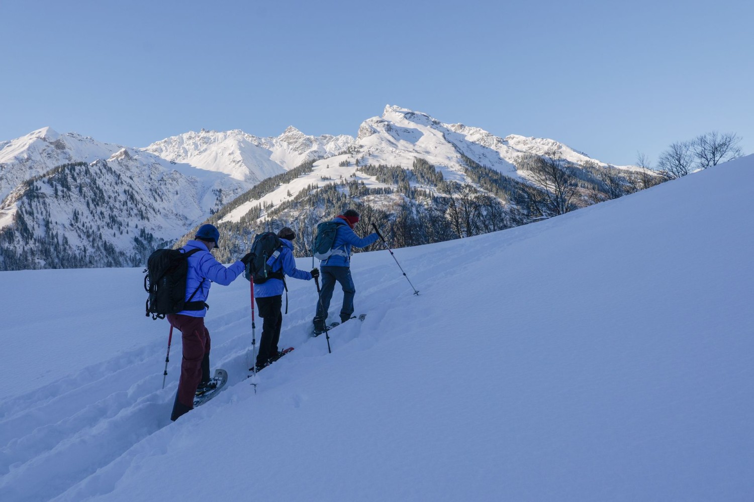 Kurz nach dem Start, hinten der Charenstock und Siwellen.
