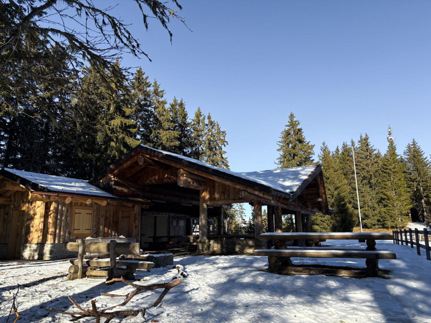 Die Wanderung startet bei der Schutzhütte Frâchette.