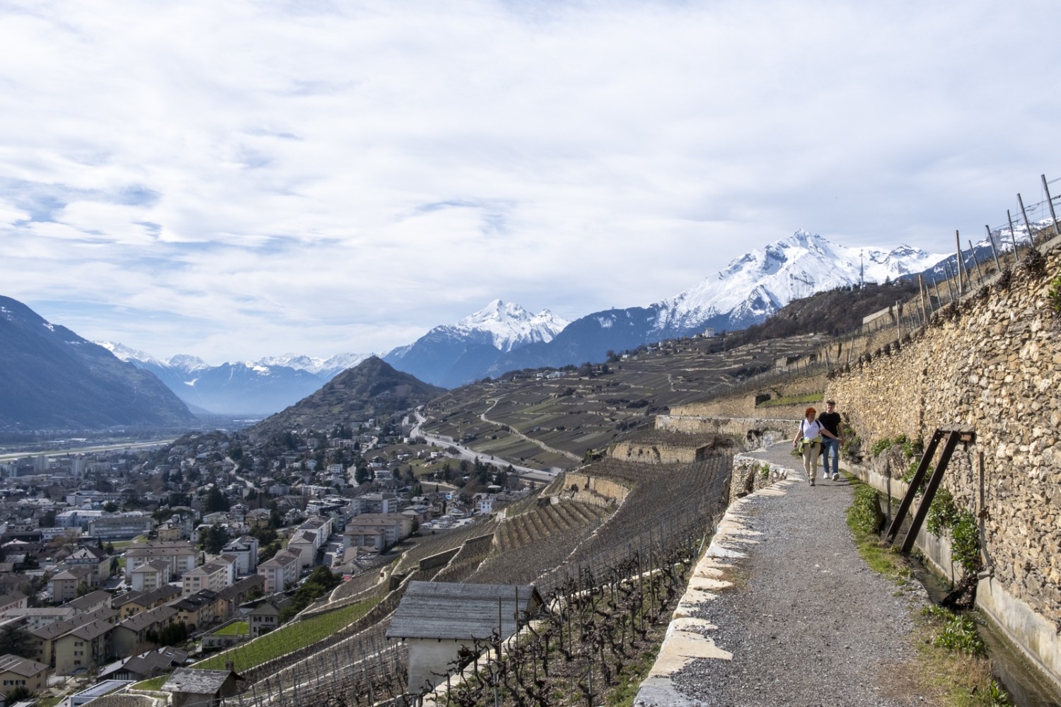 Le long du bisse, le chemin est flanqué de murs de pierres sèches. Photo: Markus Ruff