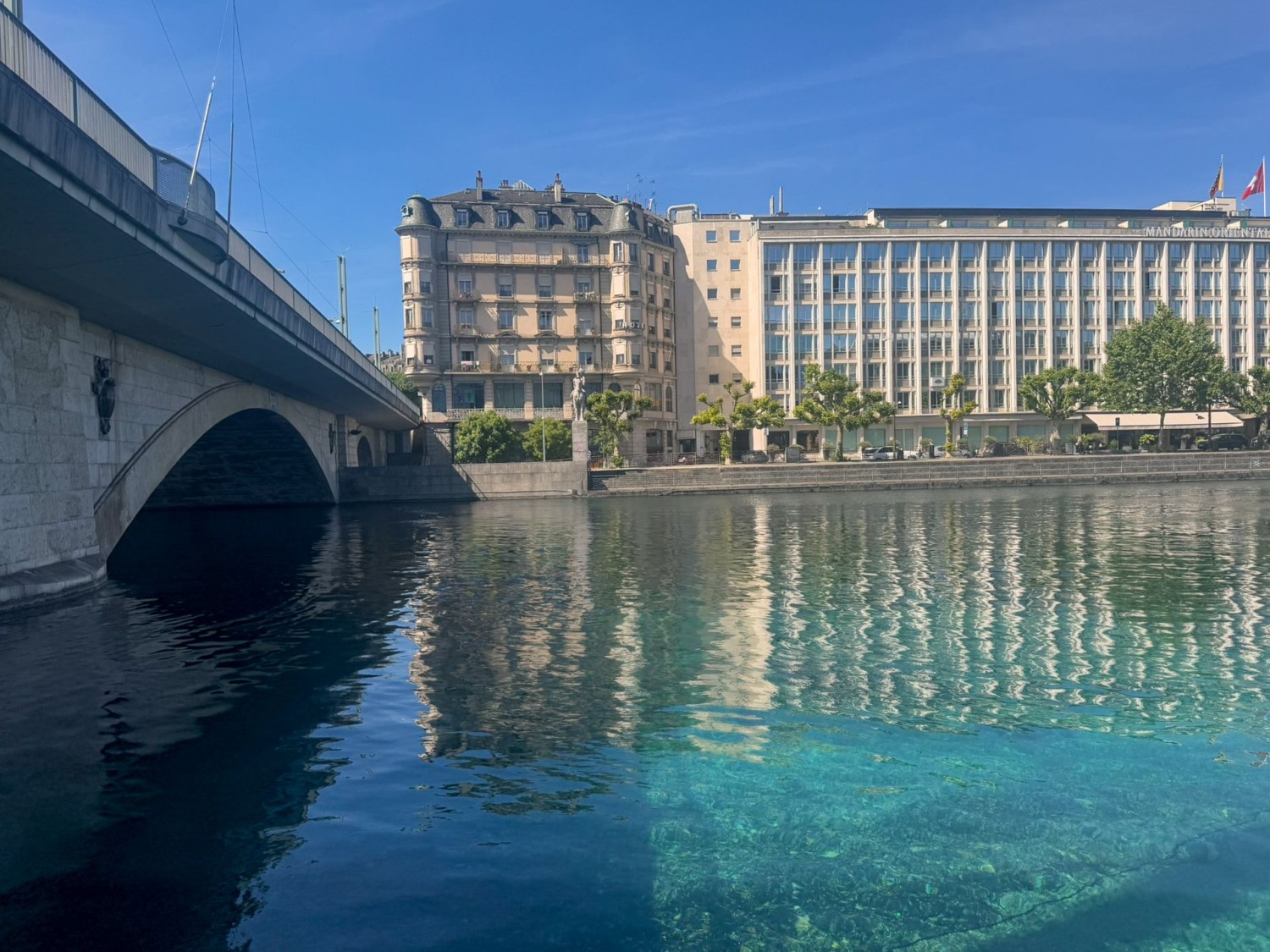 Le eleganti facciate dei palazzi di Ginevra nei pressi del Pont de la Coulouvrenière.