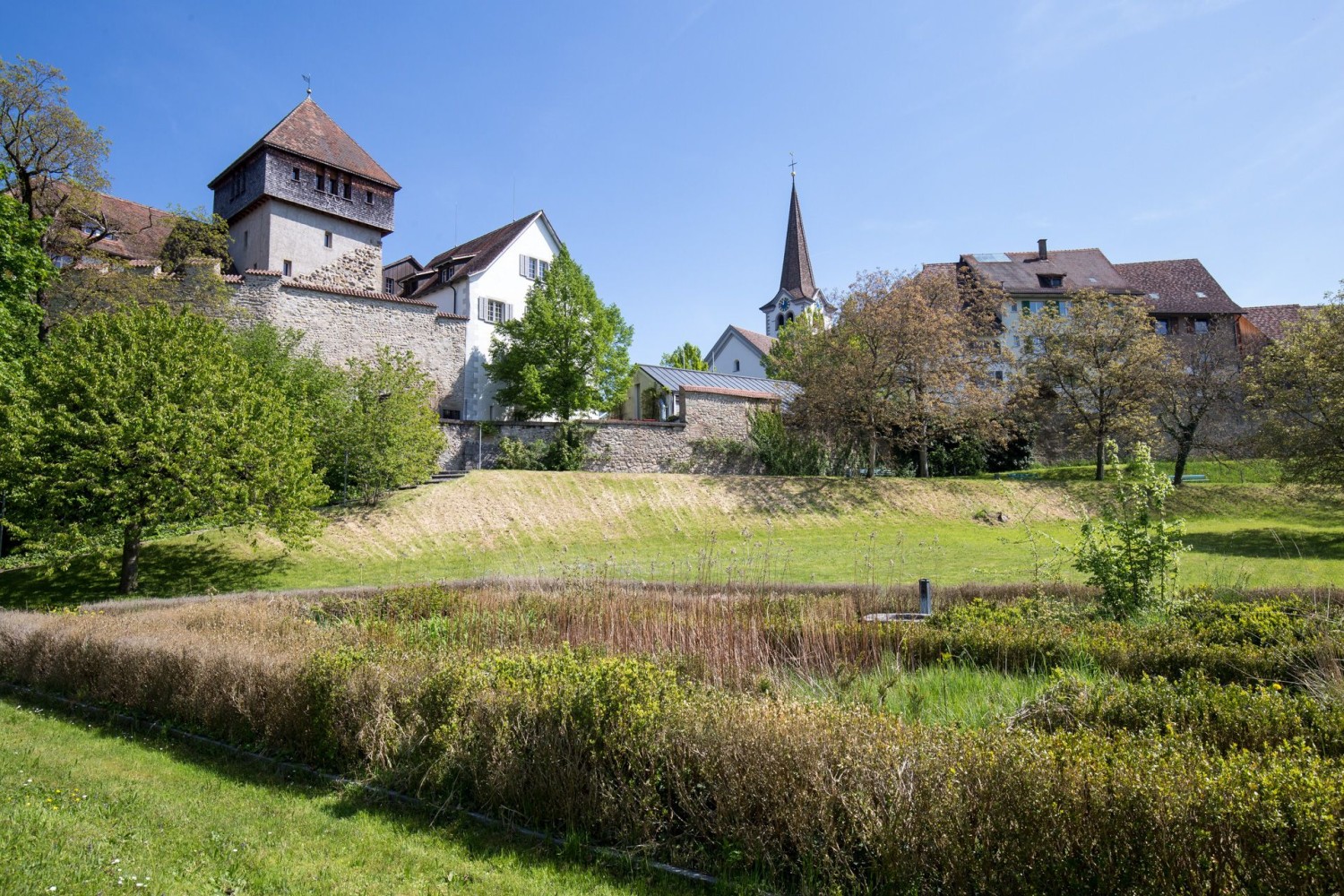 A la sortie de Diessenhofen, l’itinéraire passe devant le château Unterhof, avec l’église dans le dos.