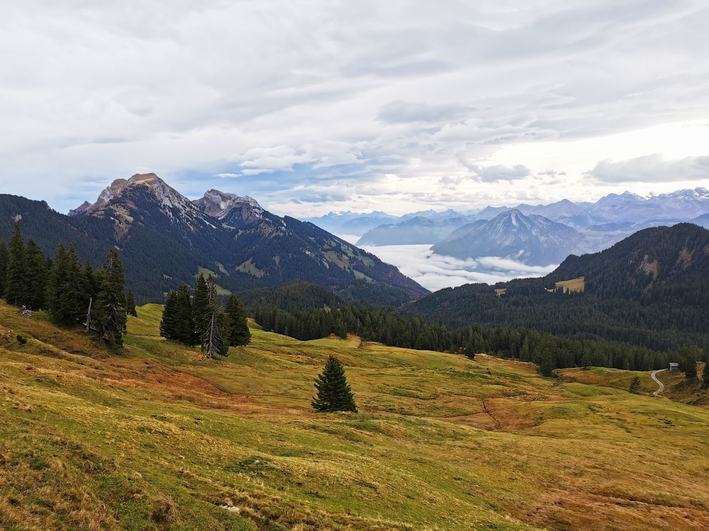 Vue depuis le First sur la chaîne du Pilate (à gauche), le lac des Quatre-Cantons et le Stanserhorn.