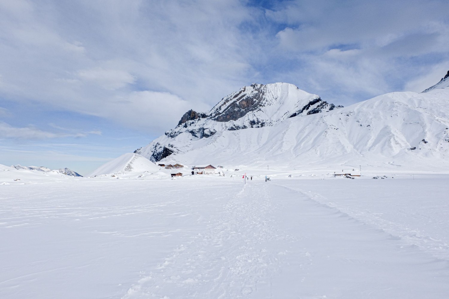 Der Bündistein im Hintergrund. Im Vordergrund die Hotels und Restaurants auf der Engstligenalp.