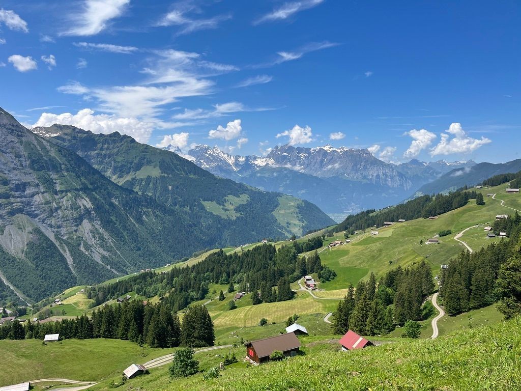 Die einfache Genusswanderung beginnt mit einer Fahrt im nostalgischen „Schiffli“ und führt anschließend auf dem Schächentaler Höhenweg durch eindrucksvolle Berglandschaften mit Alpenpanorama bis nach Ruogig.