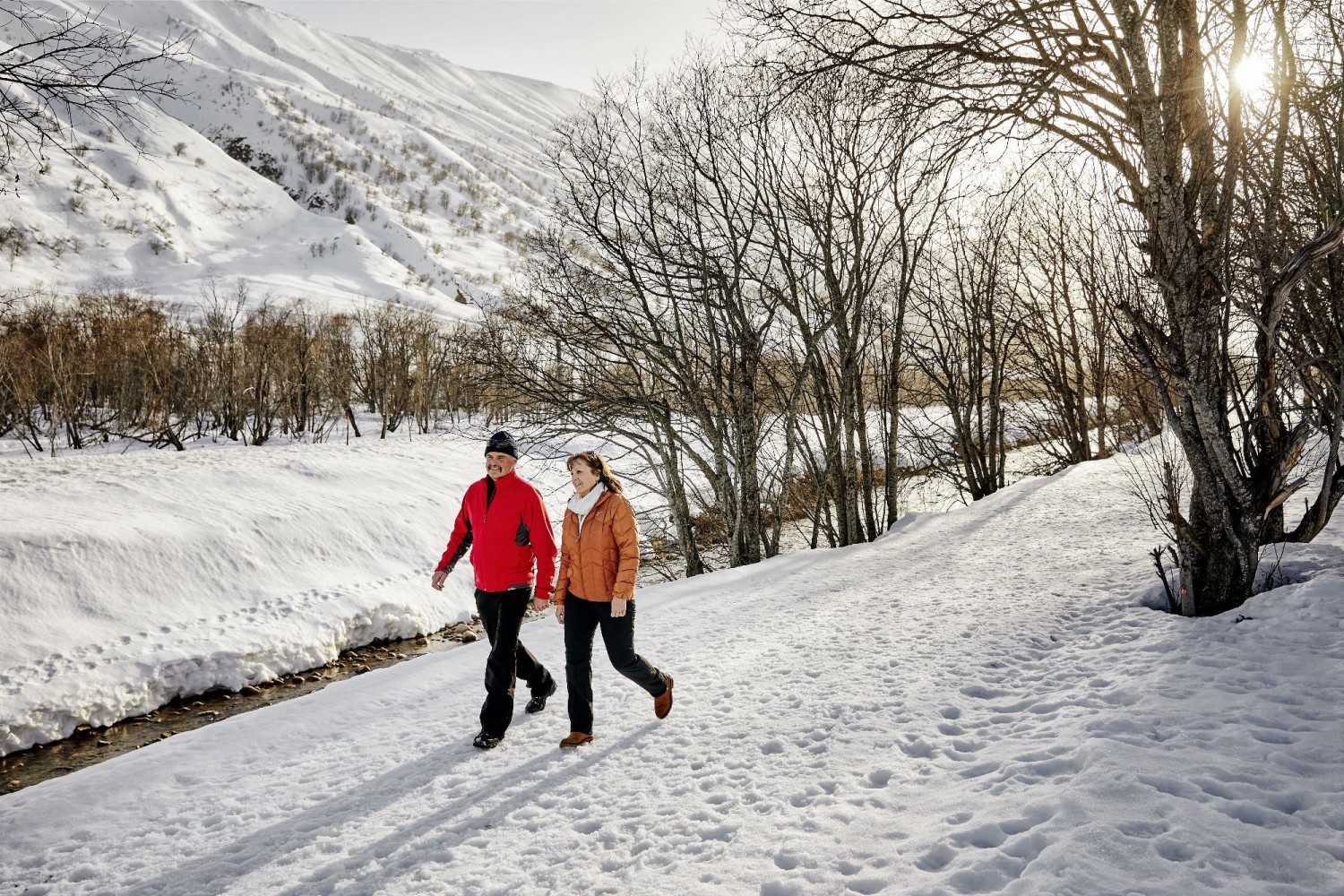 Die Winterwanderung verläuft oft nahe der Furkareuss.