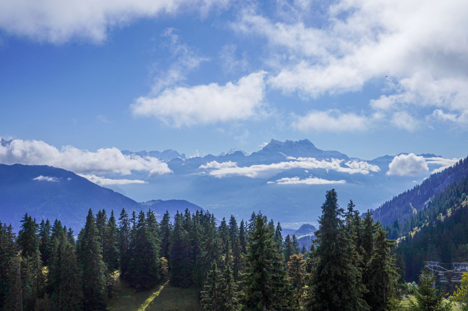 Auf Höhe des Chalet Les Fers geht der Blick bis zu den Dents du Midi.