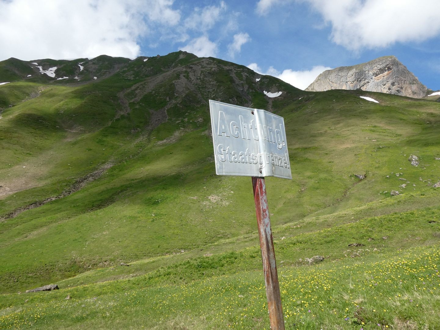 Die österreichische Grenze ist im Unter Malfrag nicht zu übersehen. Im Hintergrund der Grübelekopf.