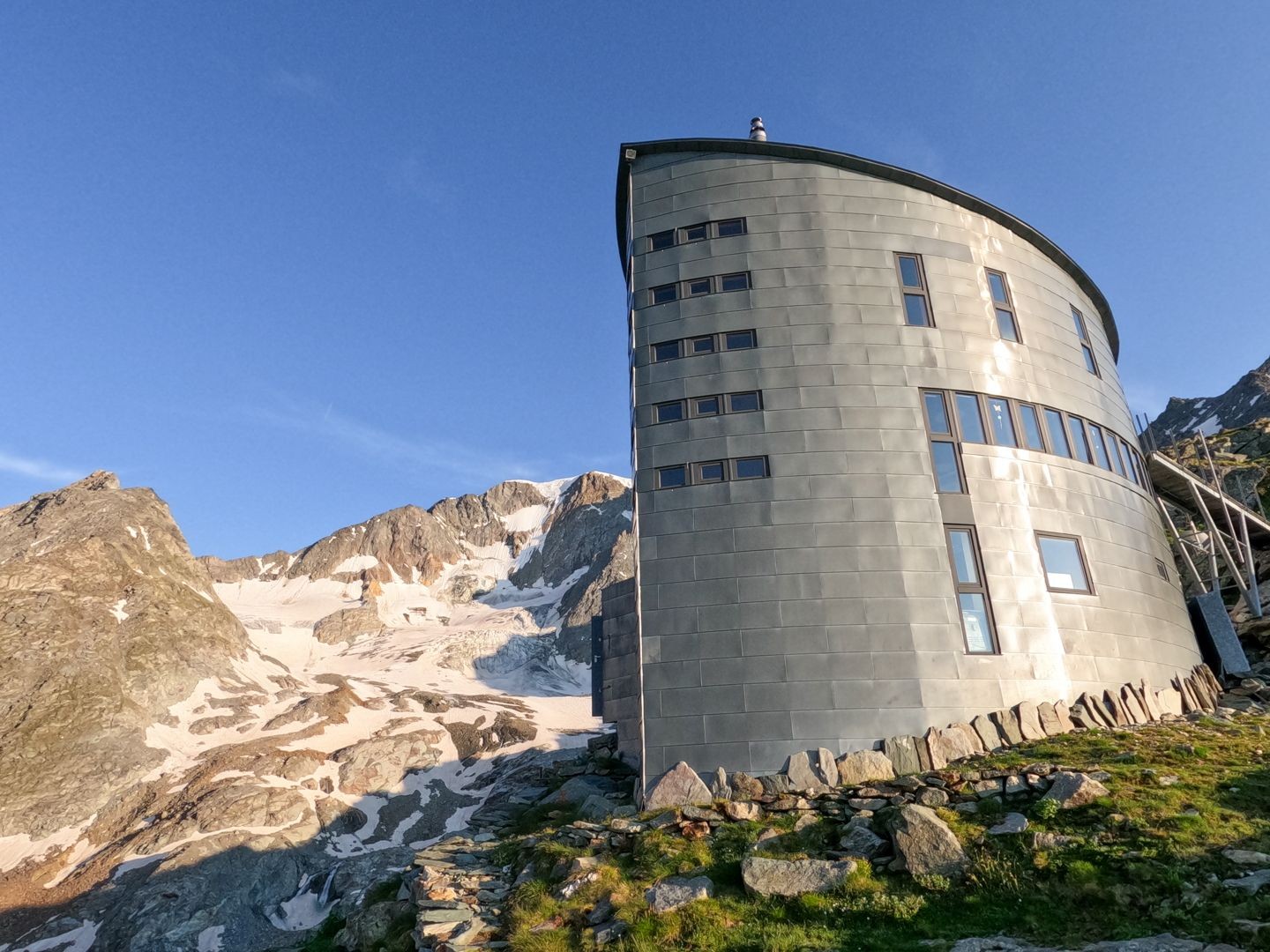 La nouvelle cabane, qui fait penser à un vaisseau spatial, a été érigée un peu plus haut.