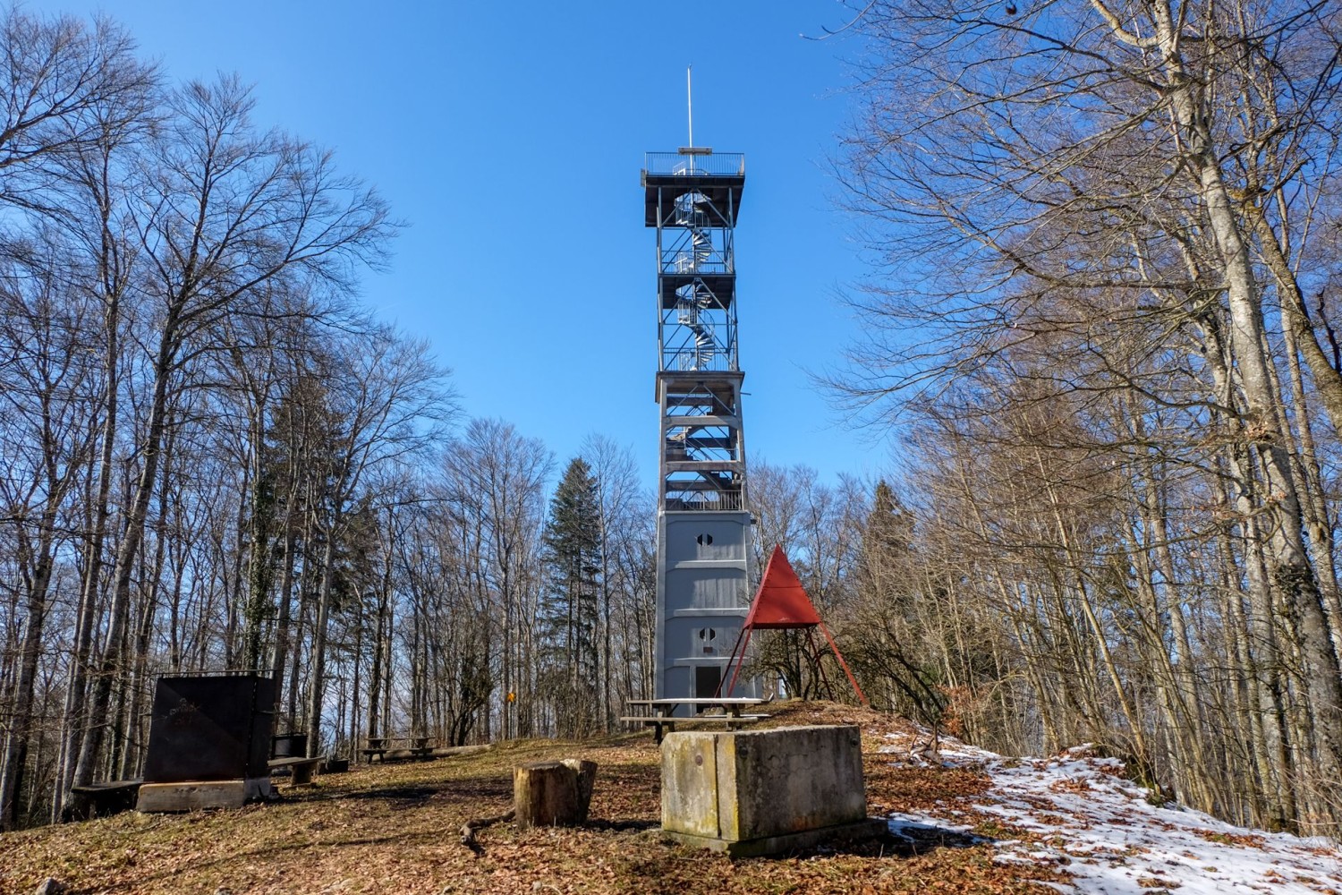 128 Stufen führen auf die Plattform des Aussichtsturms am Wiseberg.
