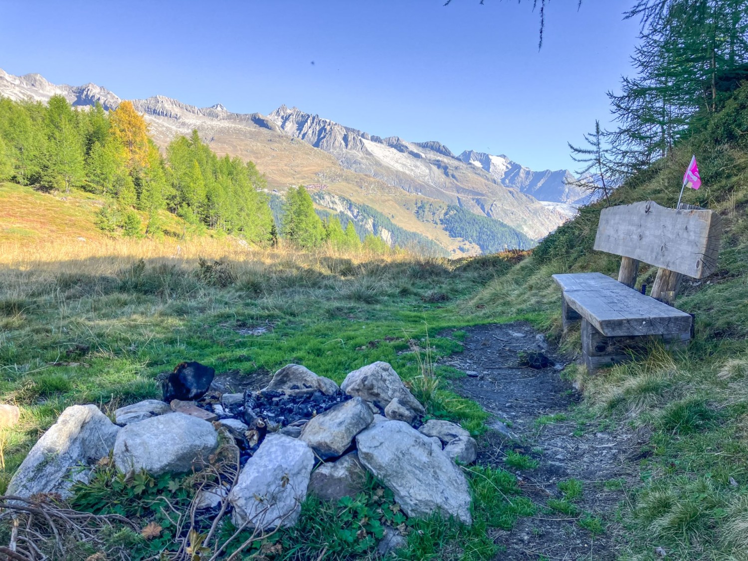 Prima di allontanarsi dal canale d’irrigazione per affrontare la salita in vetta, una panchina invita a fare una sosta.