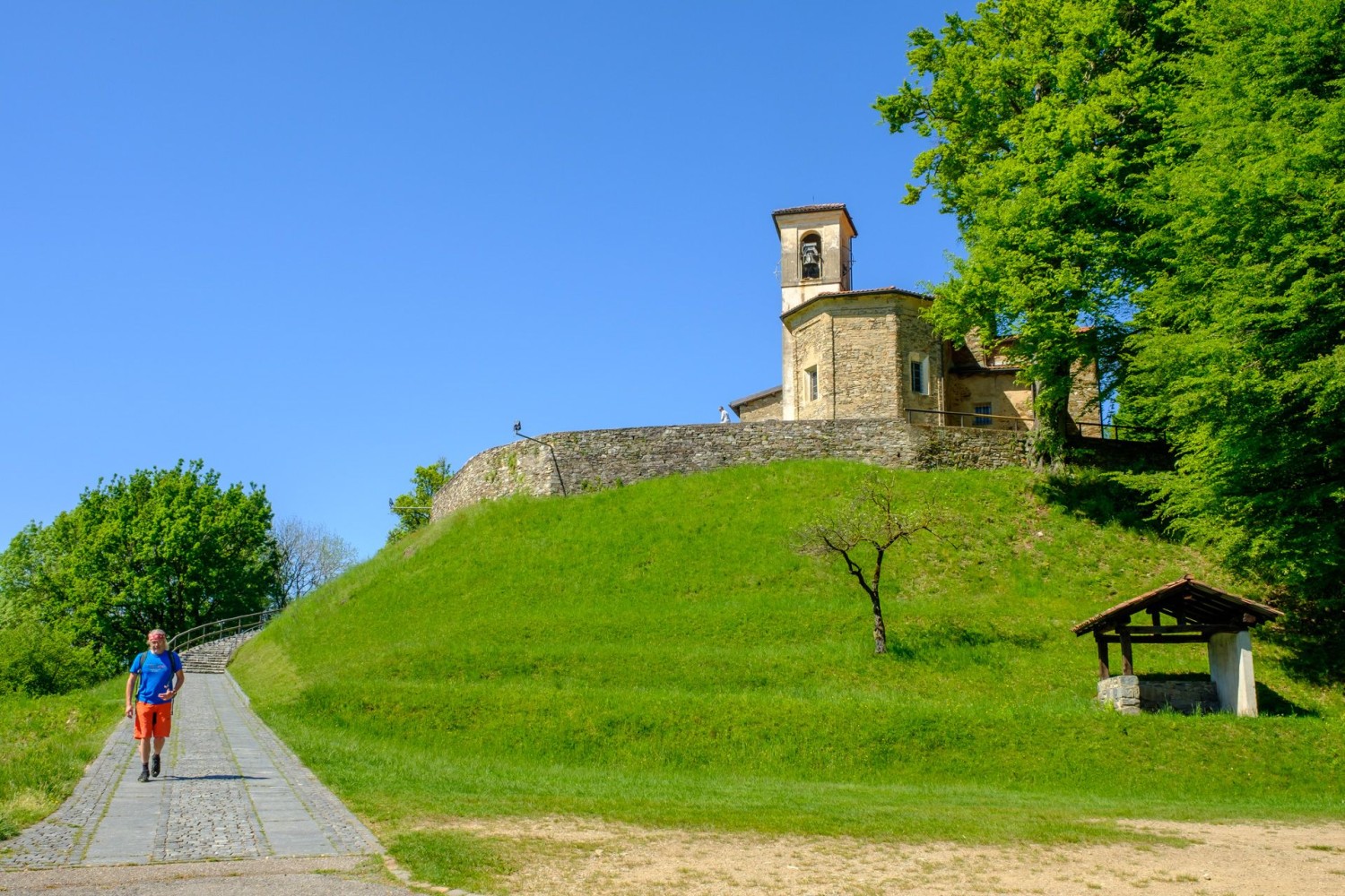La chiesa di Santa Maria d’Iseo merita una deviazione.