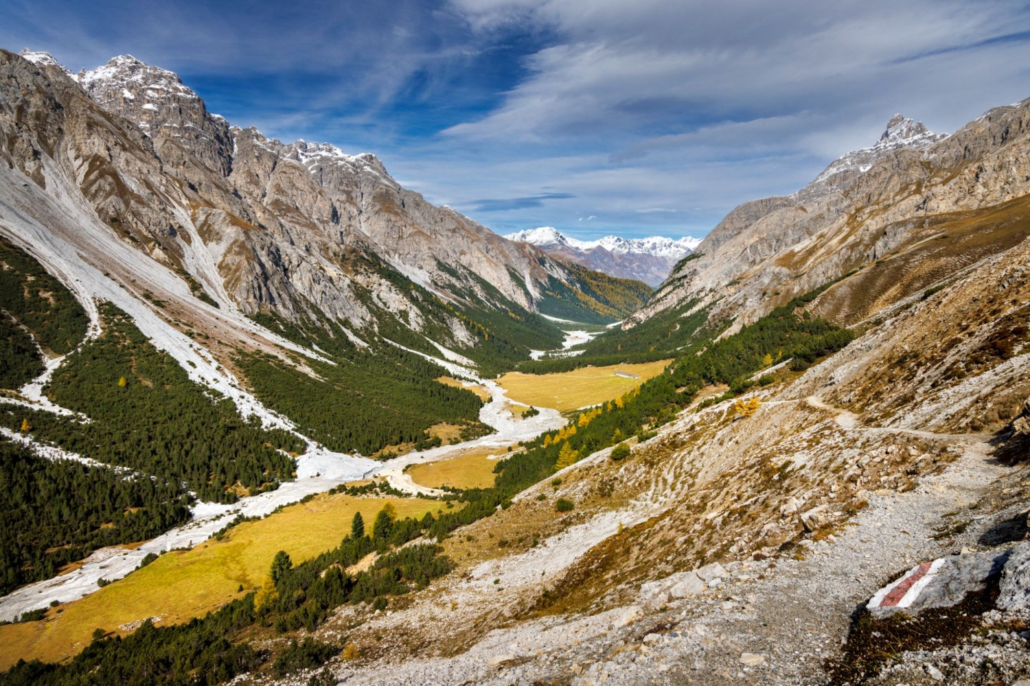 Auf dem Abstieg ins Val Plavna bietet sich ein wunderbarer Weitblick.