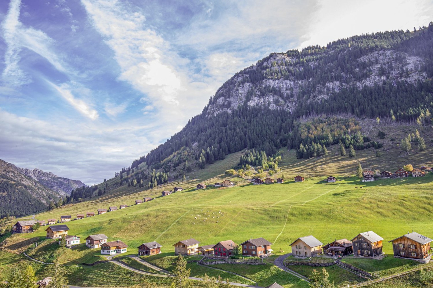 Vue sur Steg, le mayen du haut de la vallée de la Samina